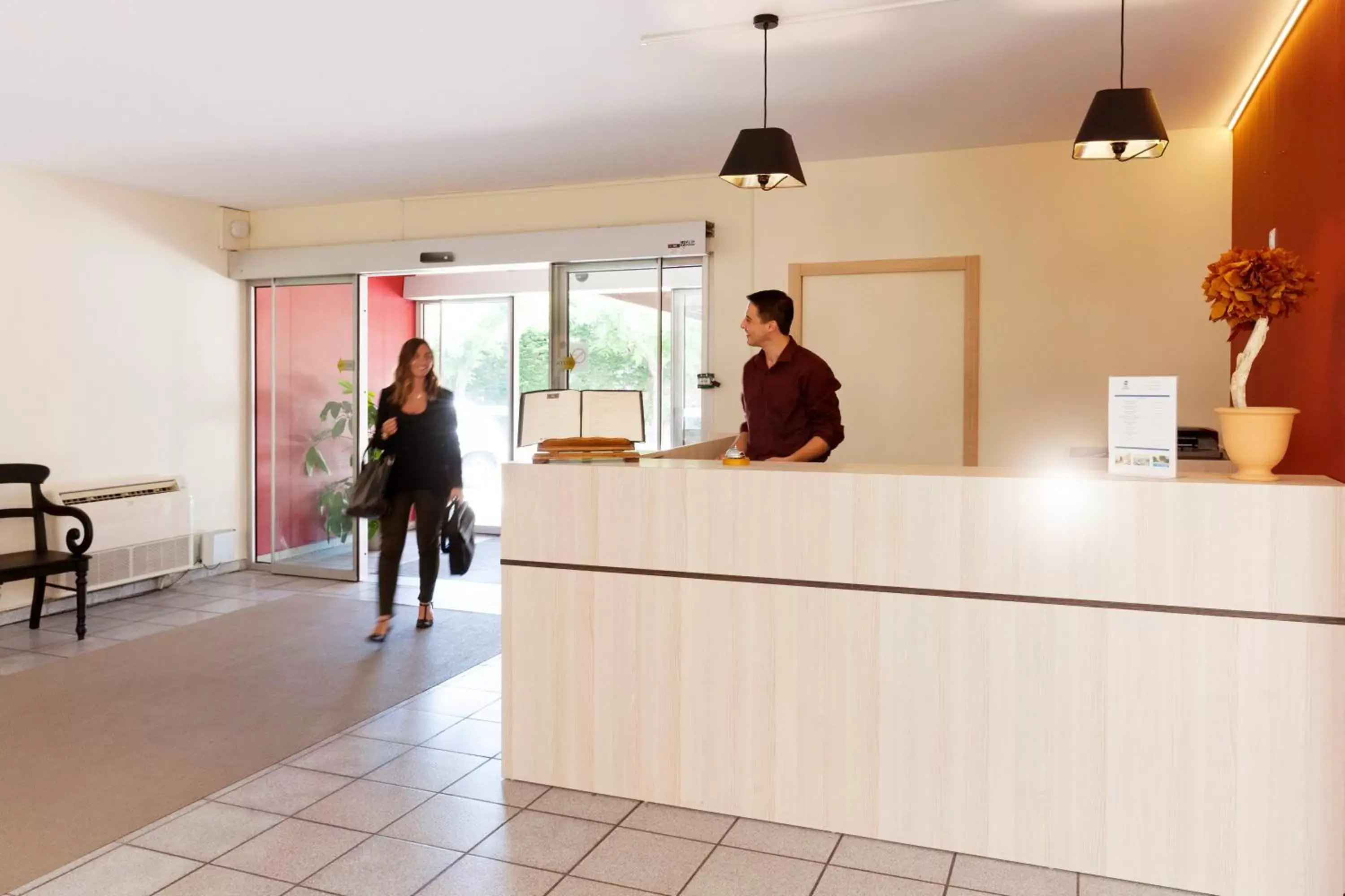 Lobby or reception in Best Western Hôtel Le Paradou Avignon Sud.