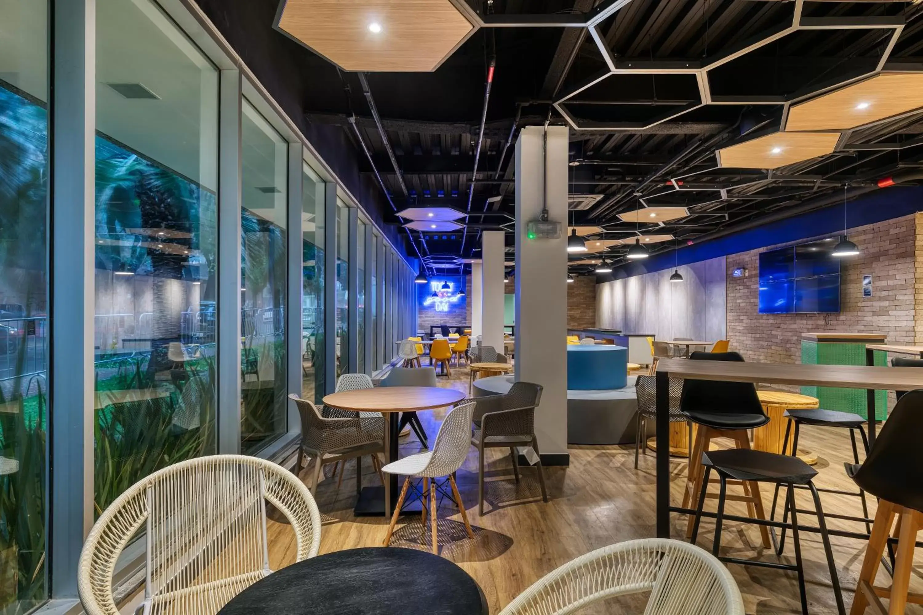 Lounge or bar in ibis budget BH Savassi Lounge or bar in ibis budget BH Savassi