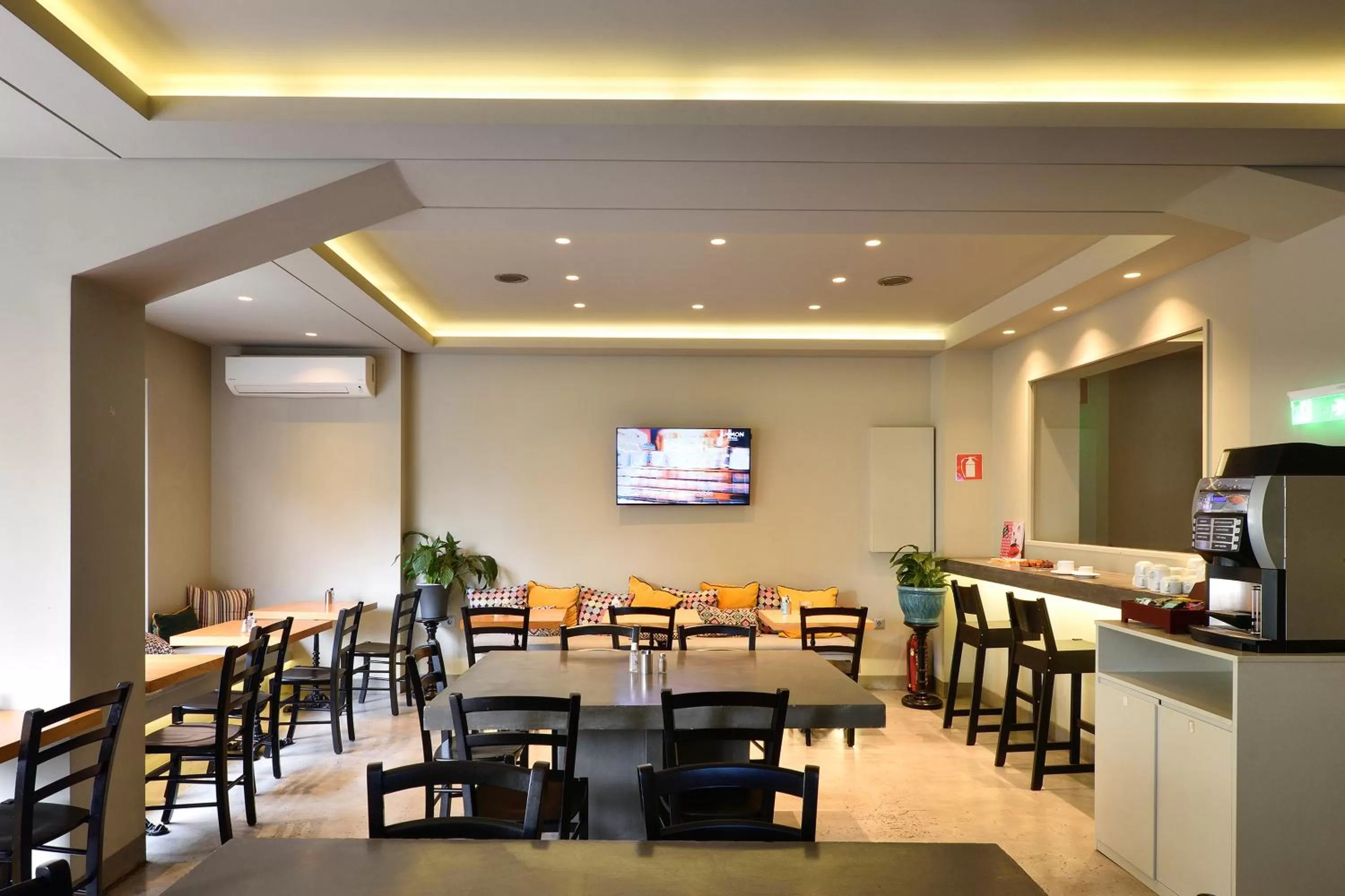 Restaurant/places to eat in Le Palace Hotel