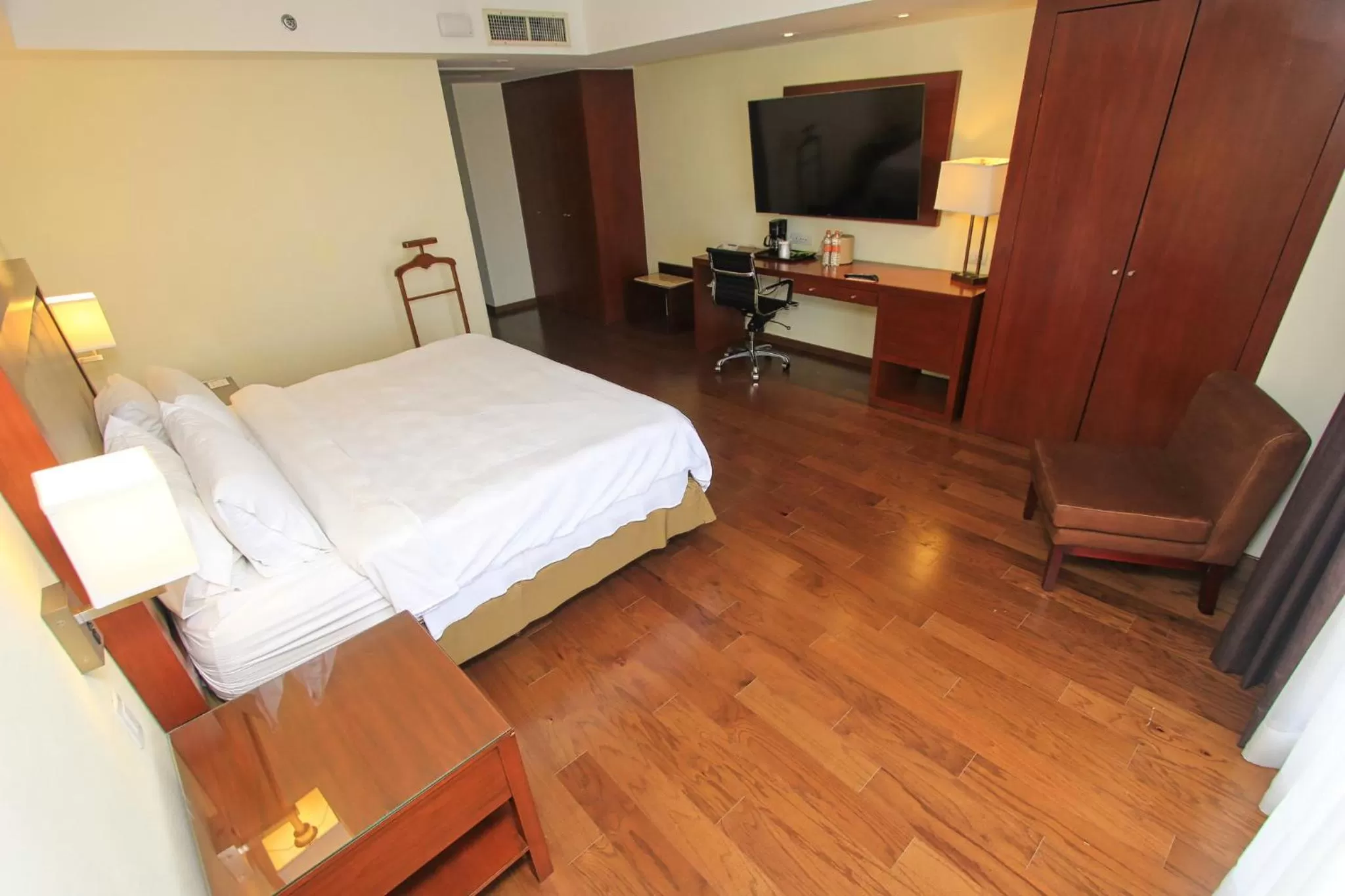 Photo of the whole room, Bed in Holiday Inn Leon by IHG