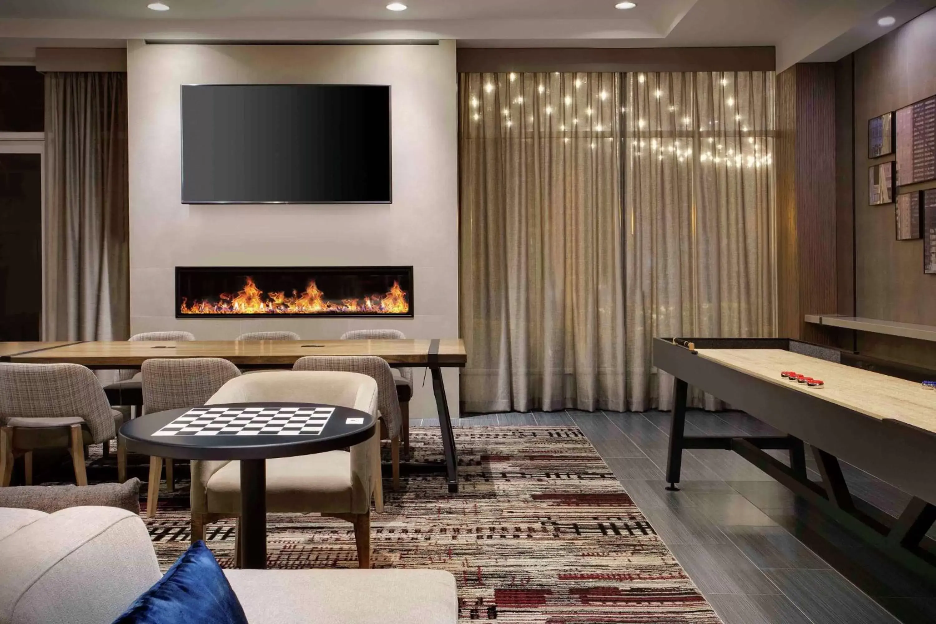 Lobby or reception, TV/Entertainment Center in DoubleTree by Hilton Chicago Midway Airport, IL