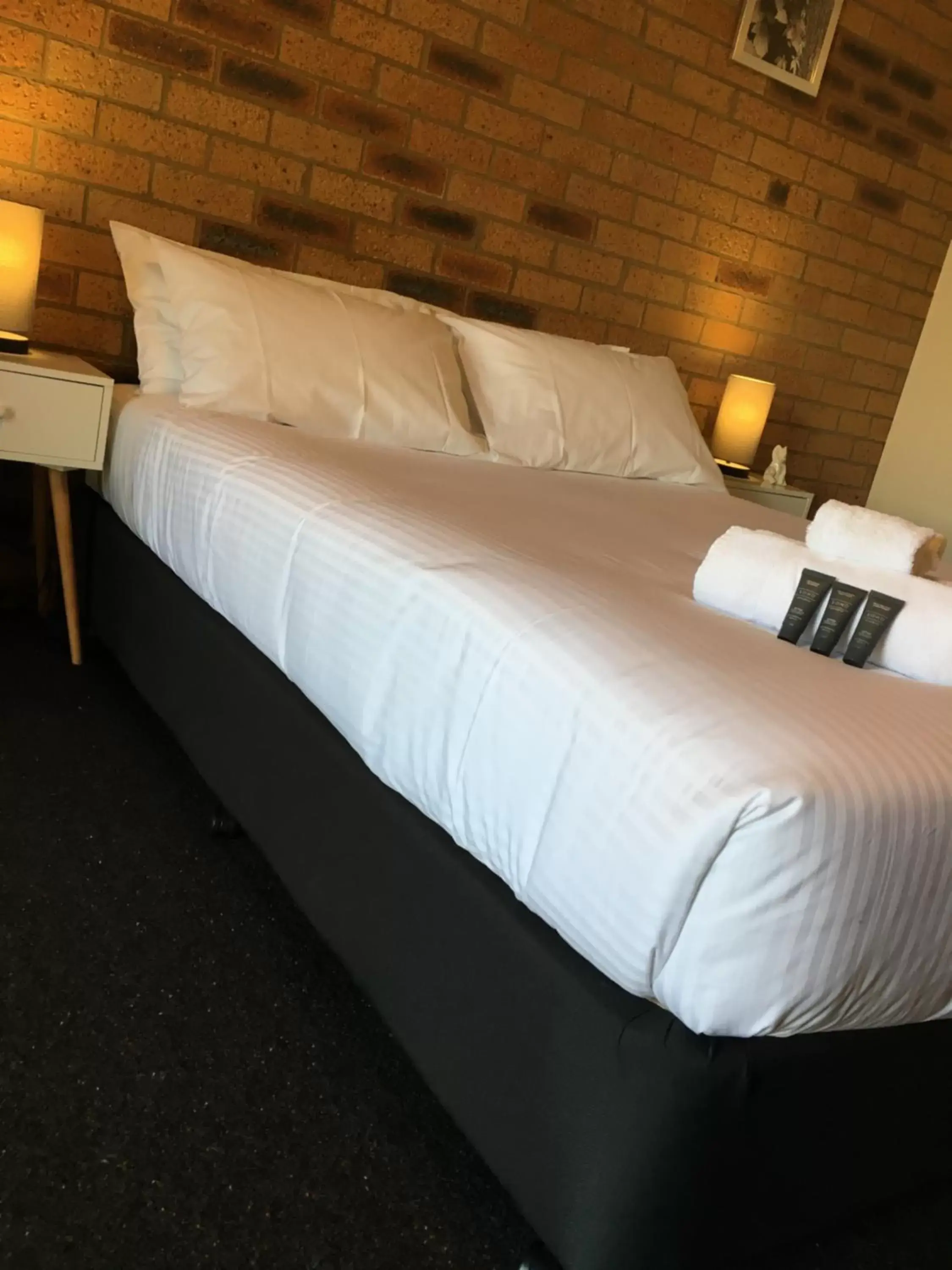 Bed in Bega Downs Motor Inn