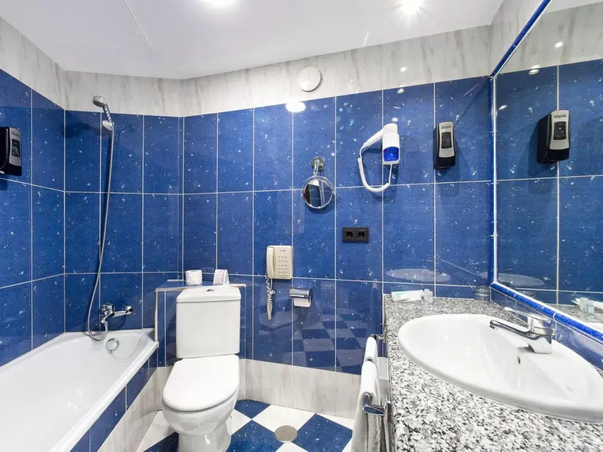 TV and multimedia, Bathroom in Hotel Zentral Parque