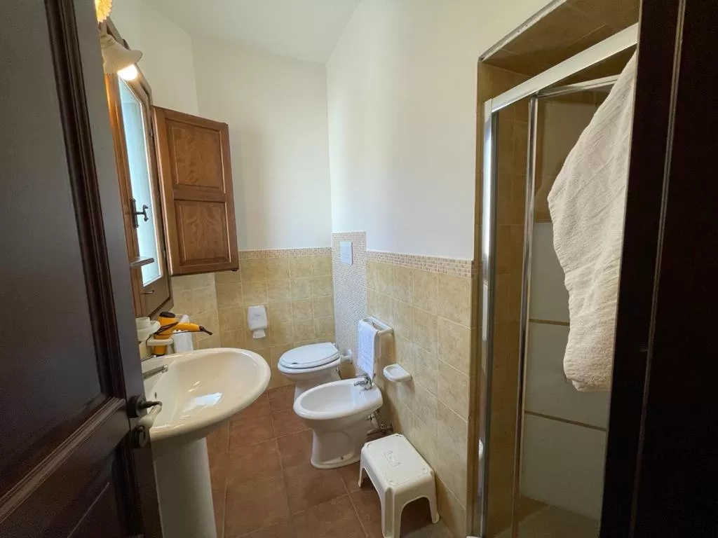 Bathroom in Ai Dammusi Rooms