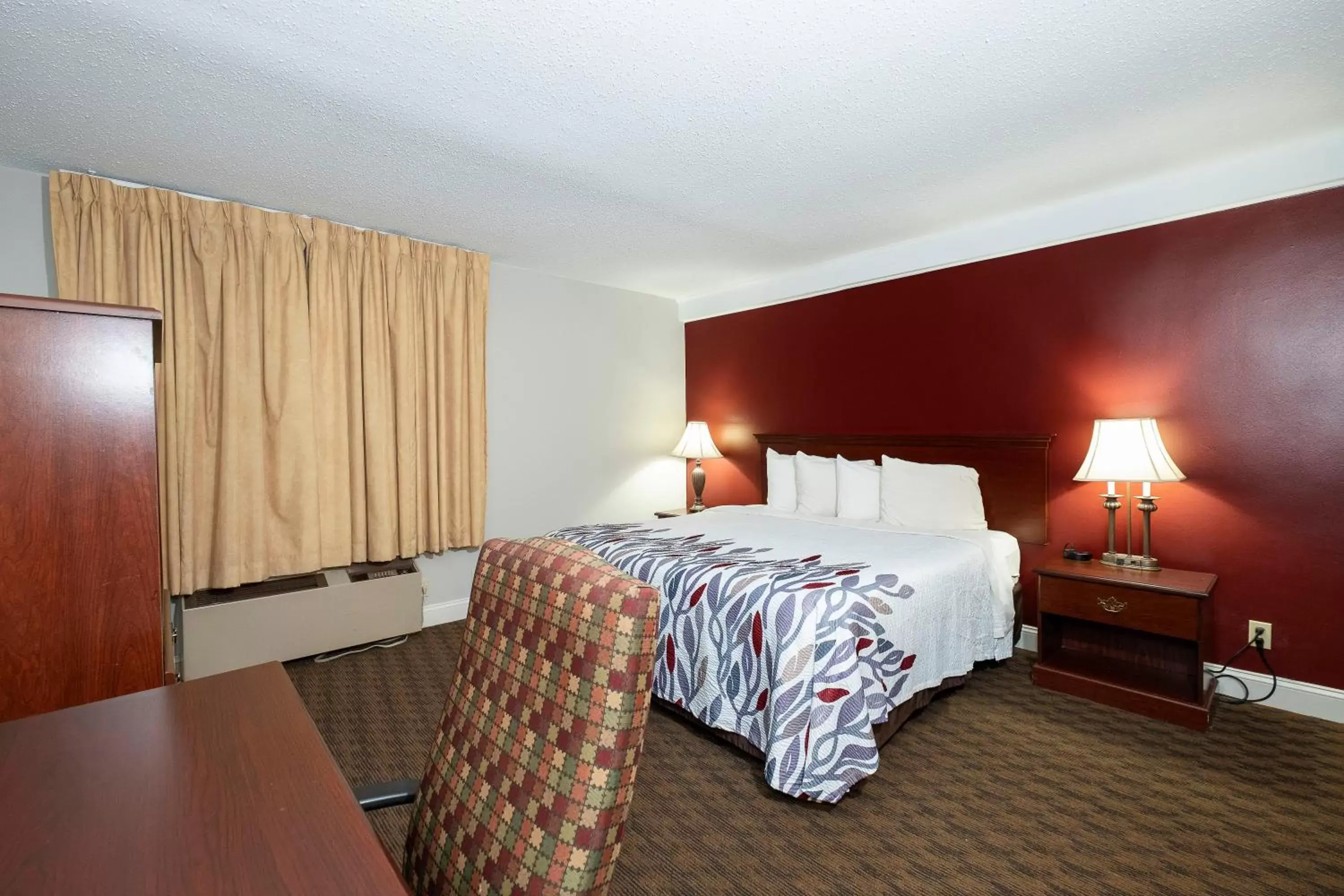 Photo of the whole room, Bed in Red Roof Inn & Suites Hazleton