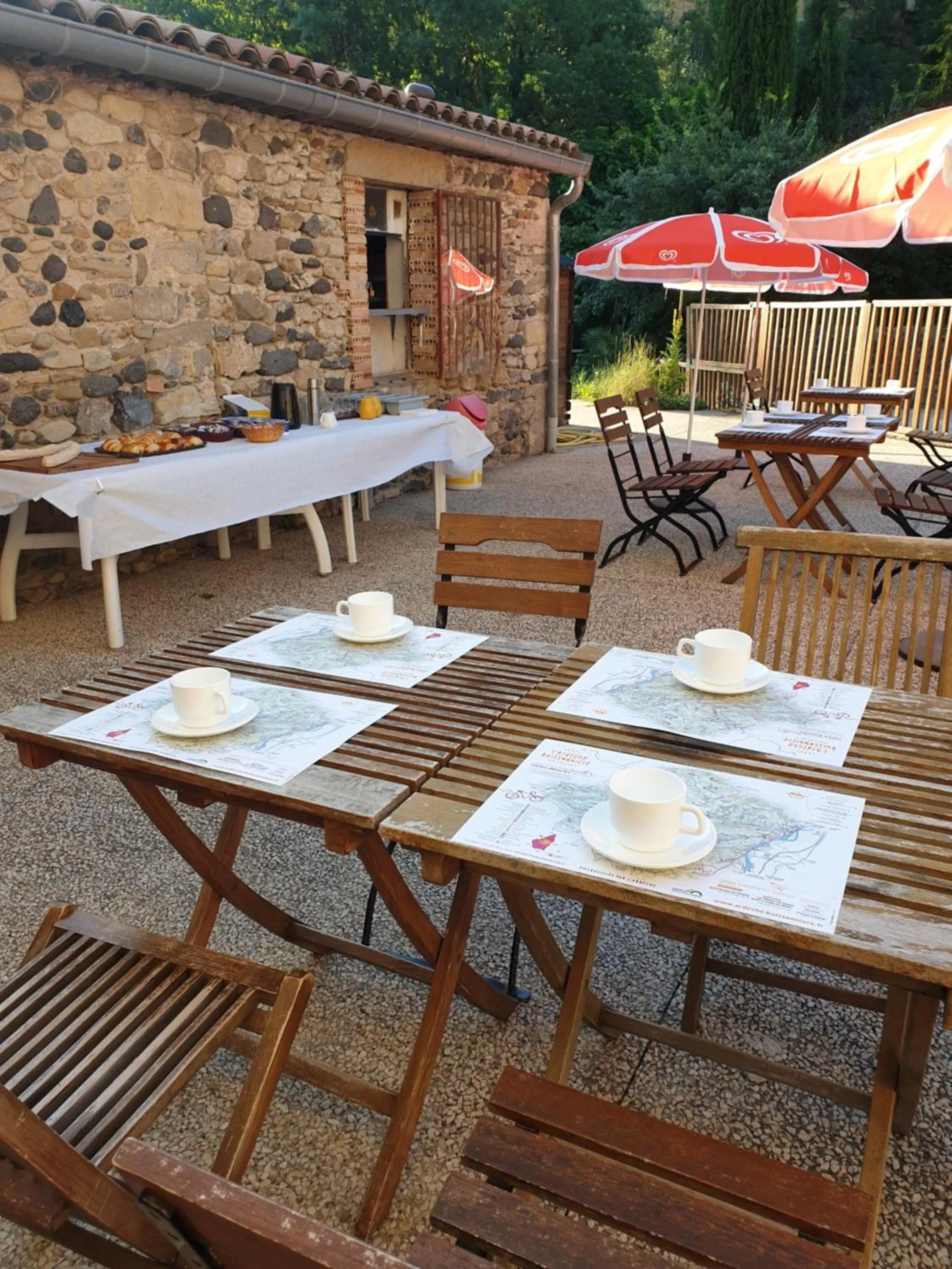 Breakfast, Restaurant/Places to Eat in Le Moulin D'onclaire Camping et chambres d'hôtes
