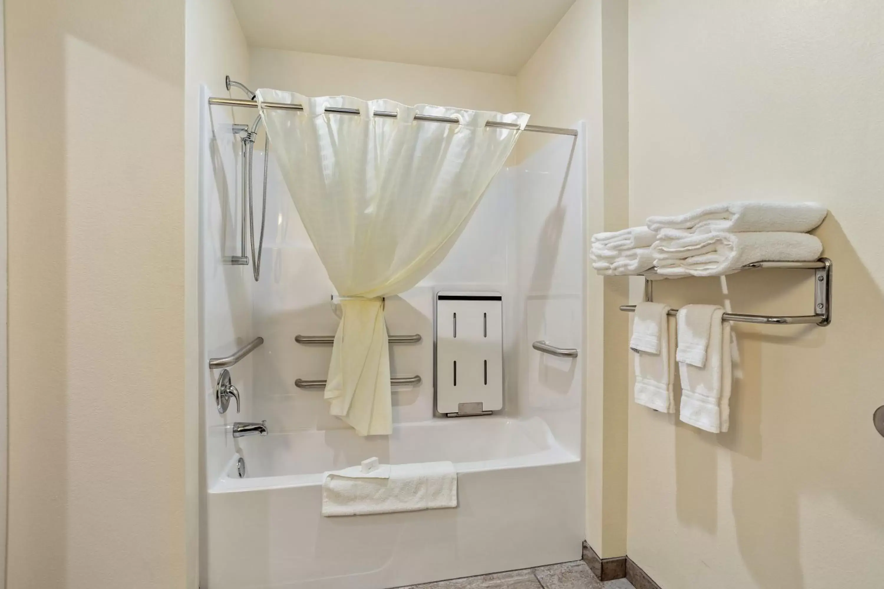 Shower, Bathroom in Cobblestone Hotel & Suites - Little Chute