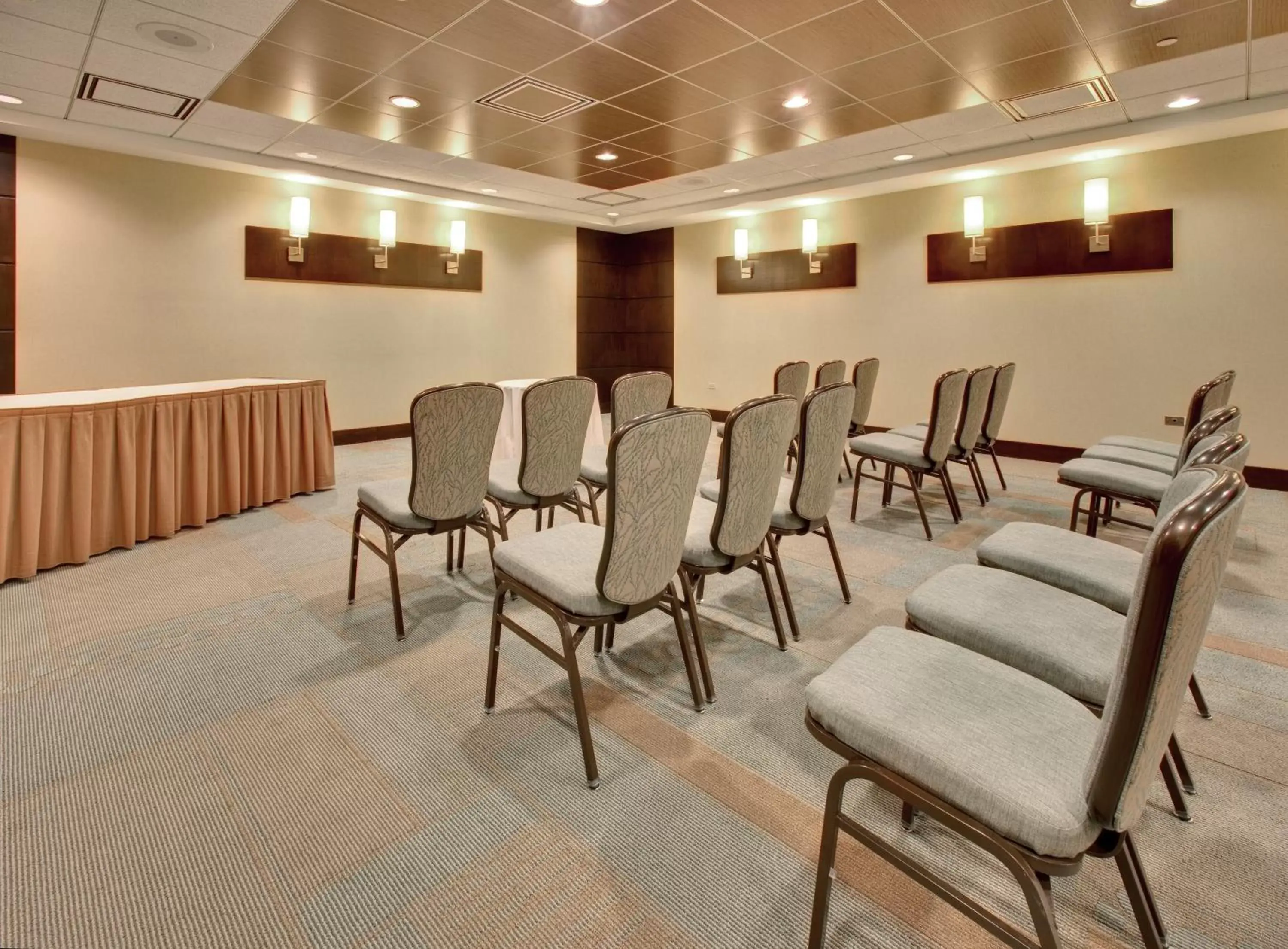 Meeting/conference room in Crowne Plaza Hotel Glen Ellyn/Lombard, an IHG Hotel