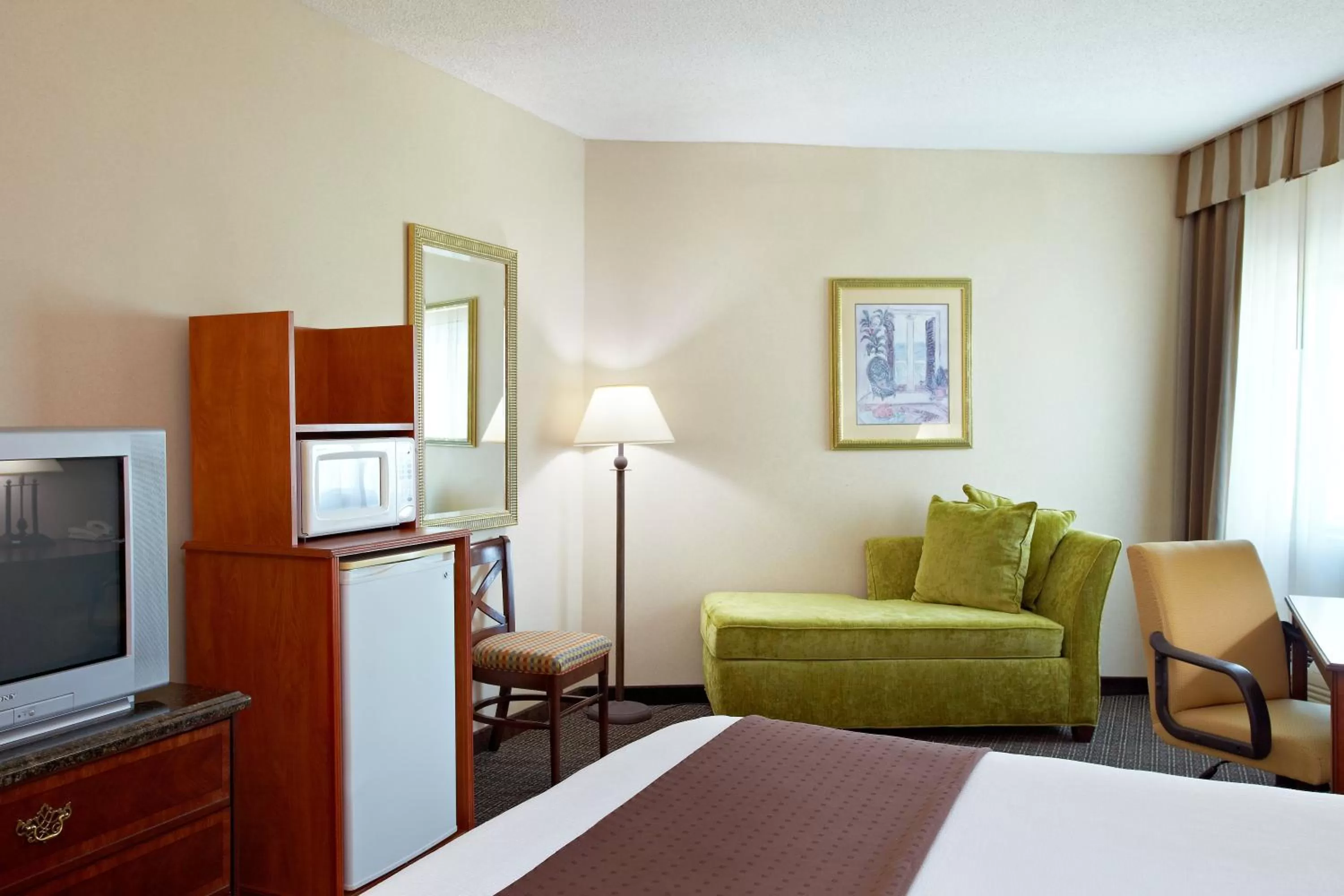 Photo of the whole room, Bed in Holiday Inn Express - Biloxi - Beach Blvd by IHG