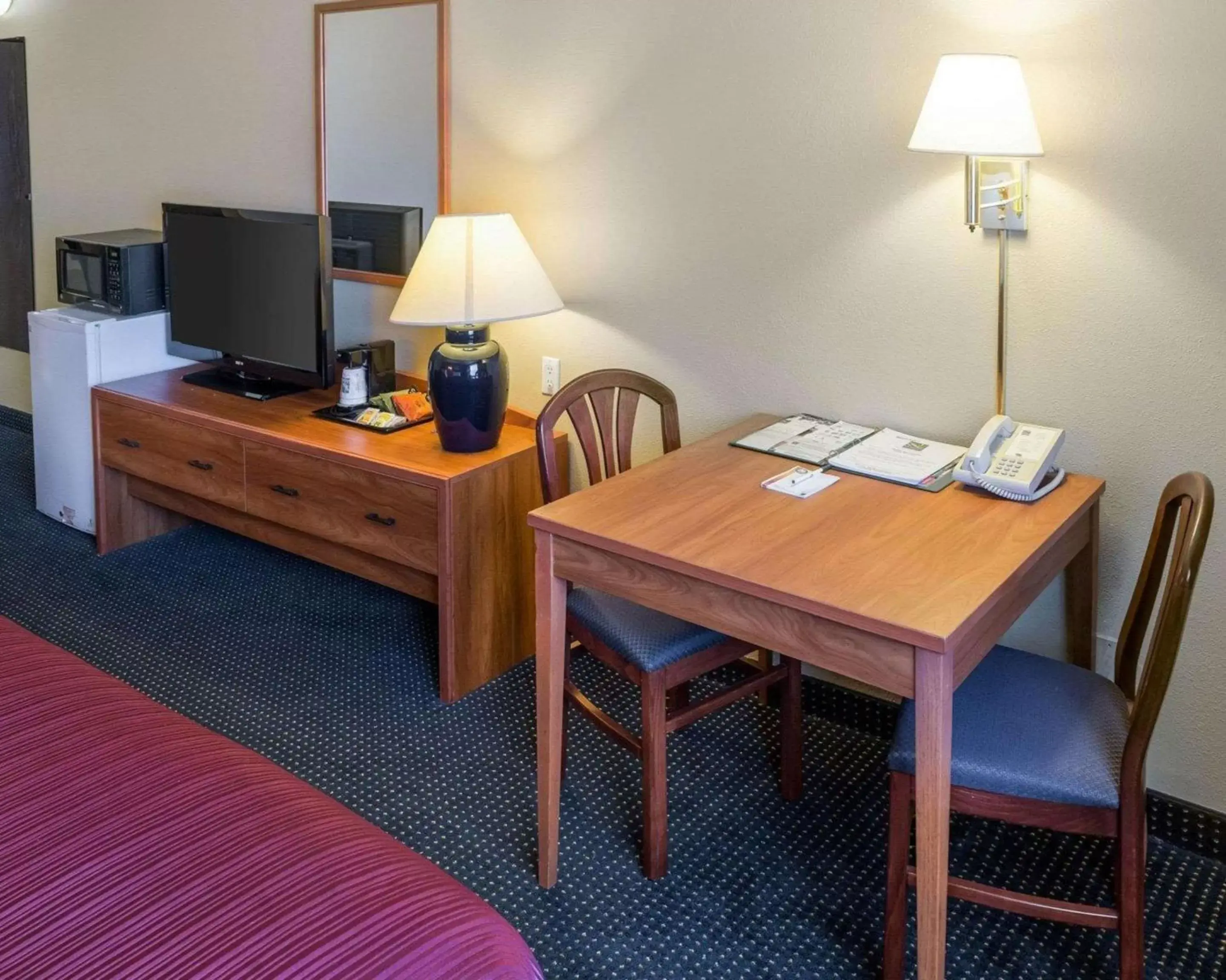 Photo of the whole room, TV/Entertainment Center in Quality Inn Lakeville