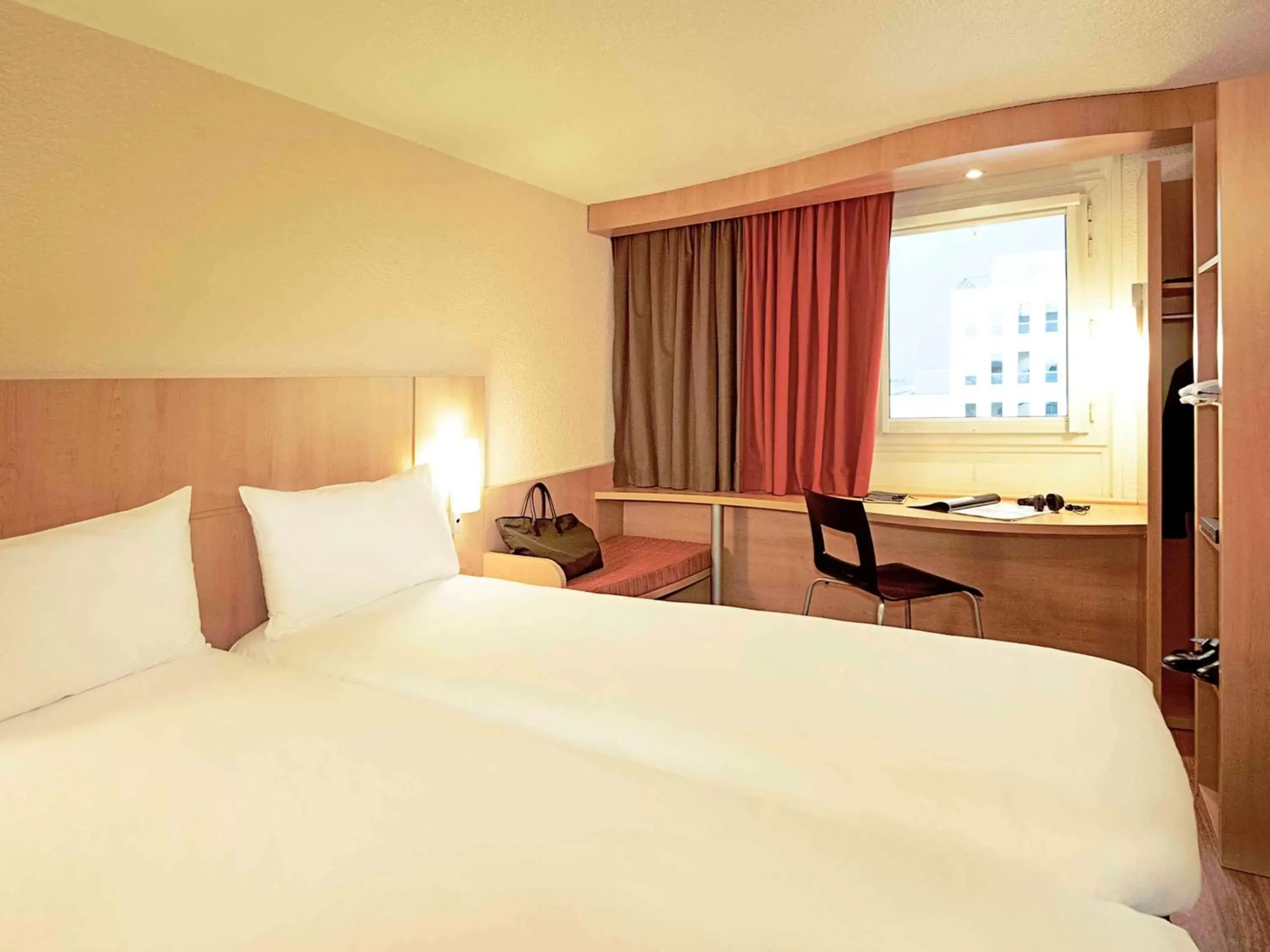 Photo of the whole room, Bed in ibis Bayonne Centre