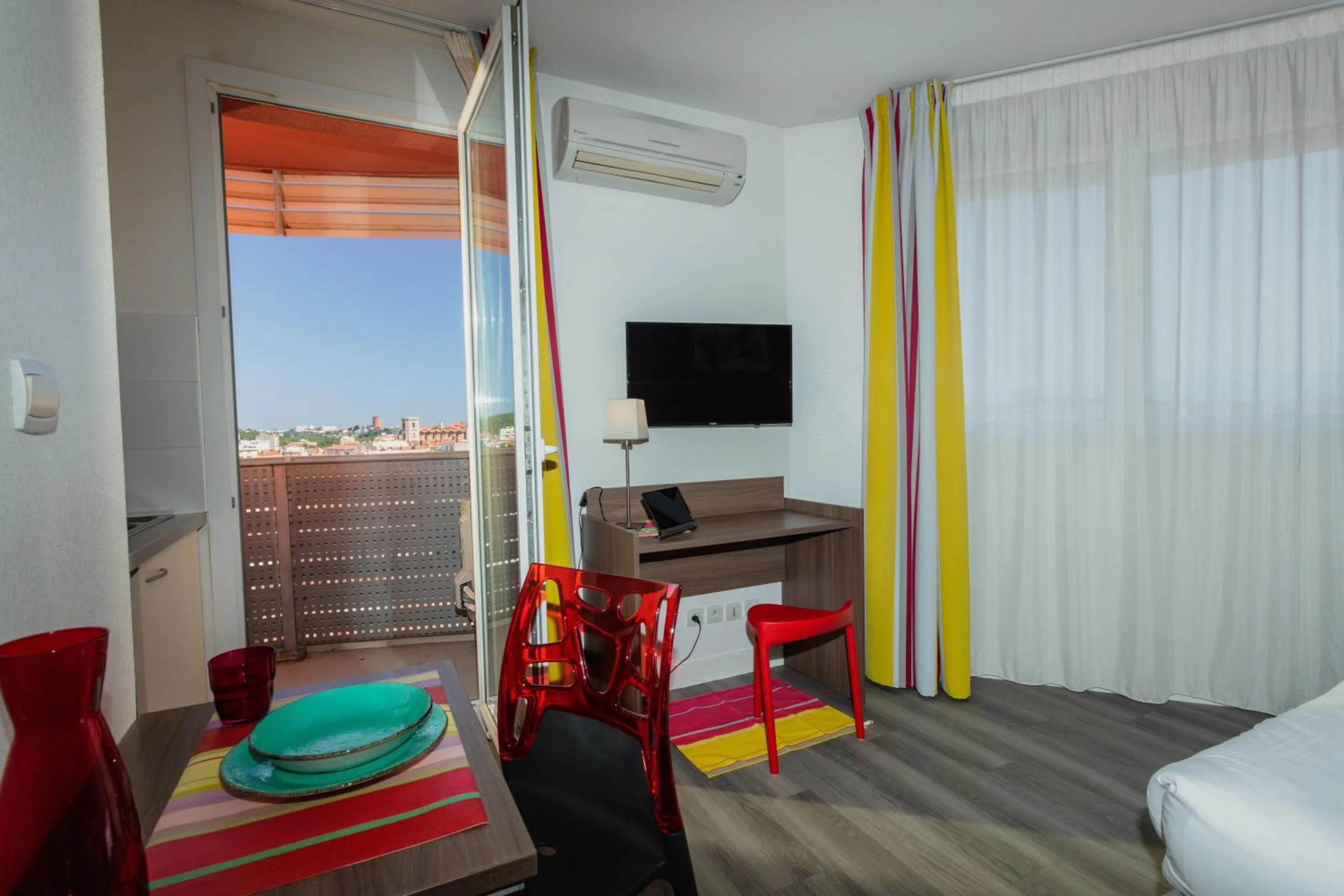 Seating area, Bed in Appart-Hôtel Mer & Golf City Perpignan Centre