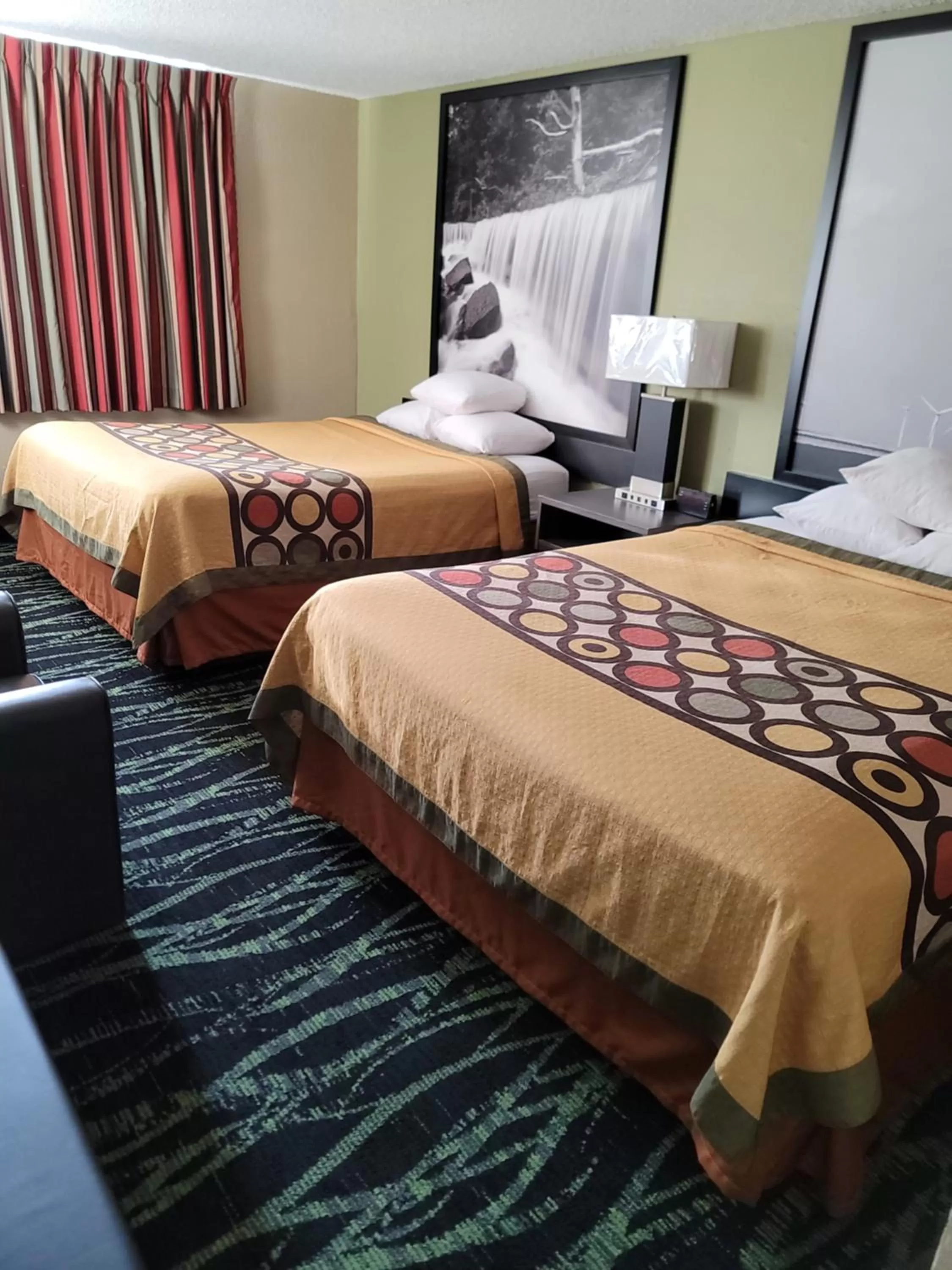 Bedroom, Bed in Red Lion Inn and Suites Liberty