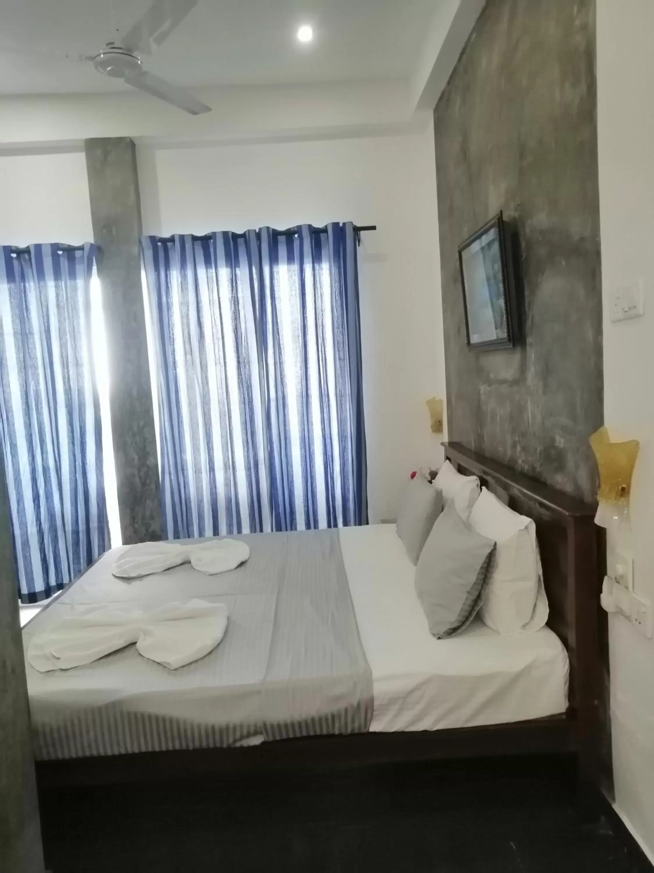 Bed in Le Petit Hotel & Restaurant