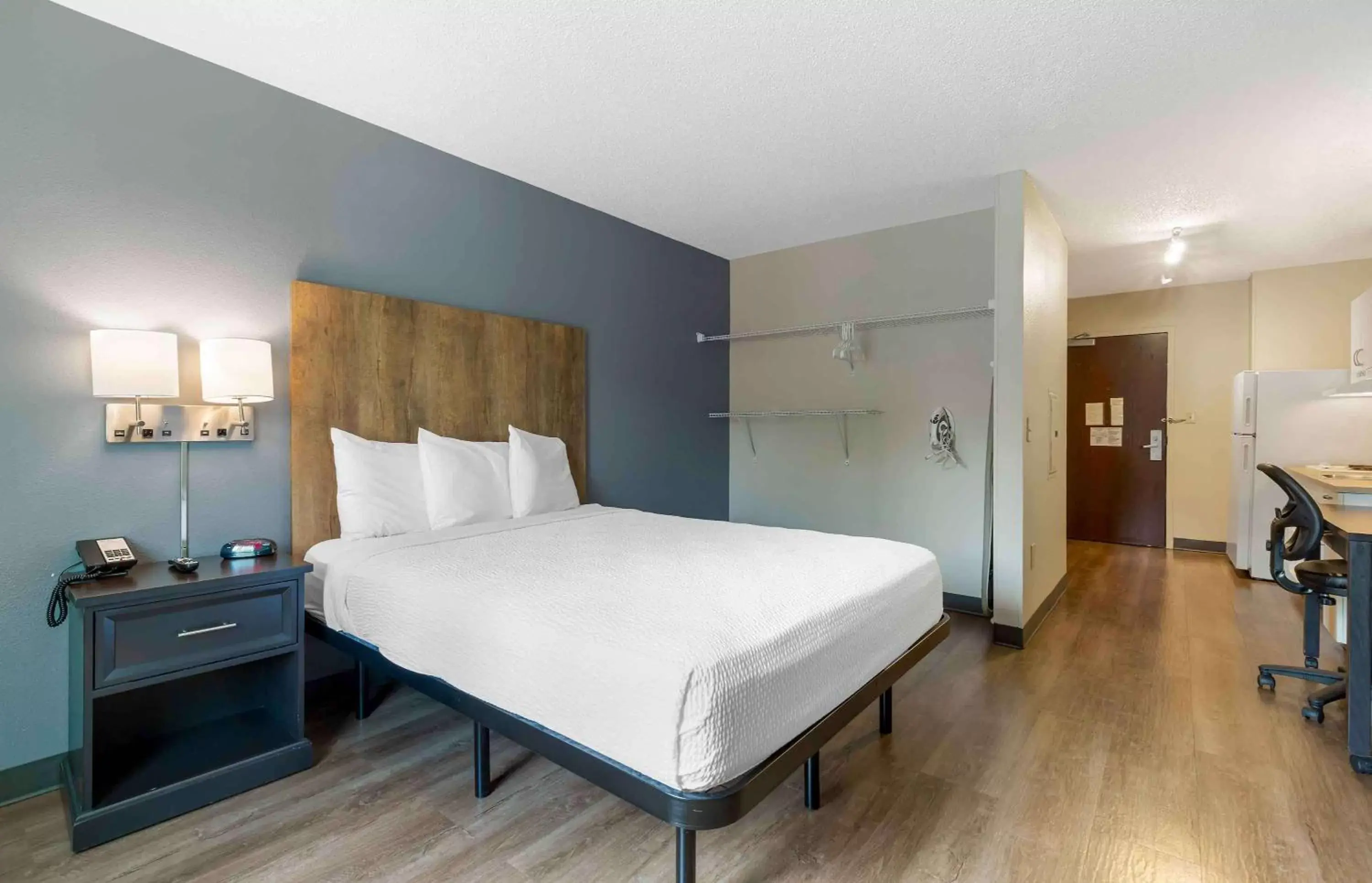 Bedroom, Bed in Extended Stay America Suites - Washington, DC - Centreville - Manassas