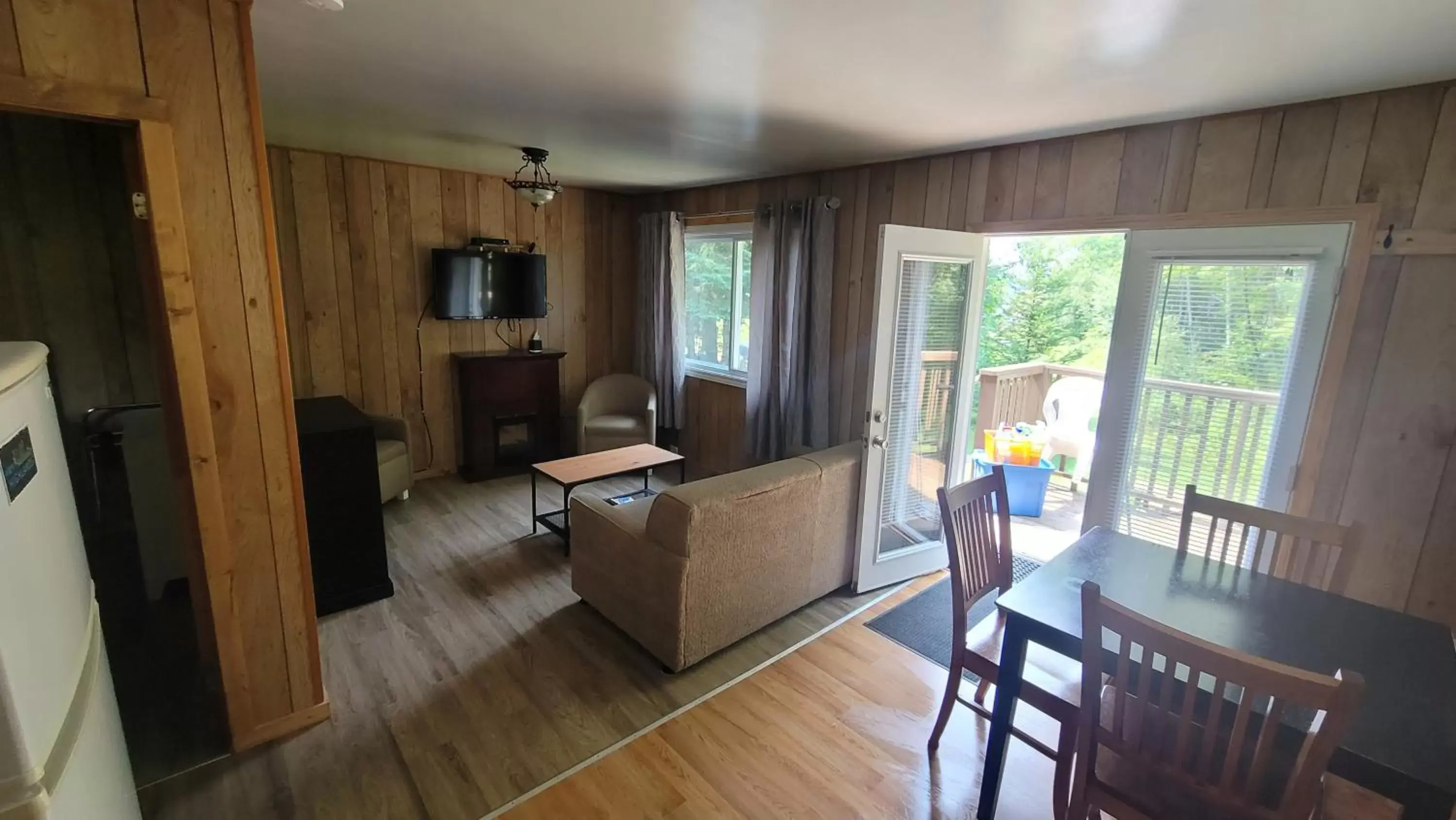 Dining Area in Parkway Cottage Resort and Trading Post