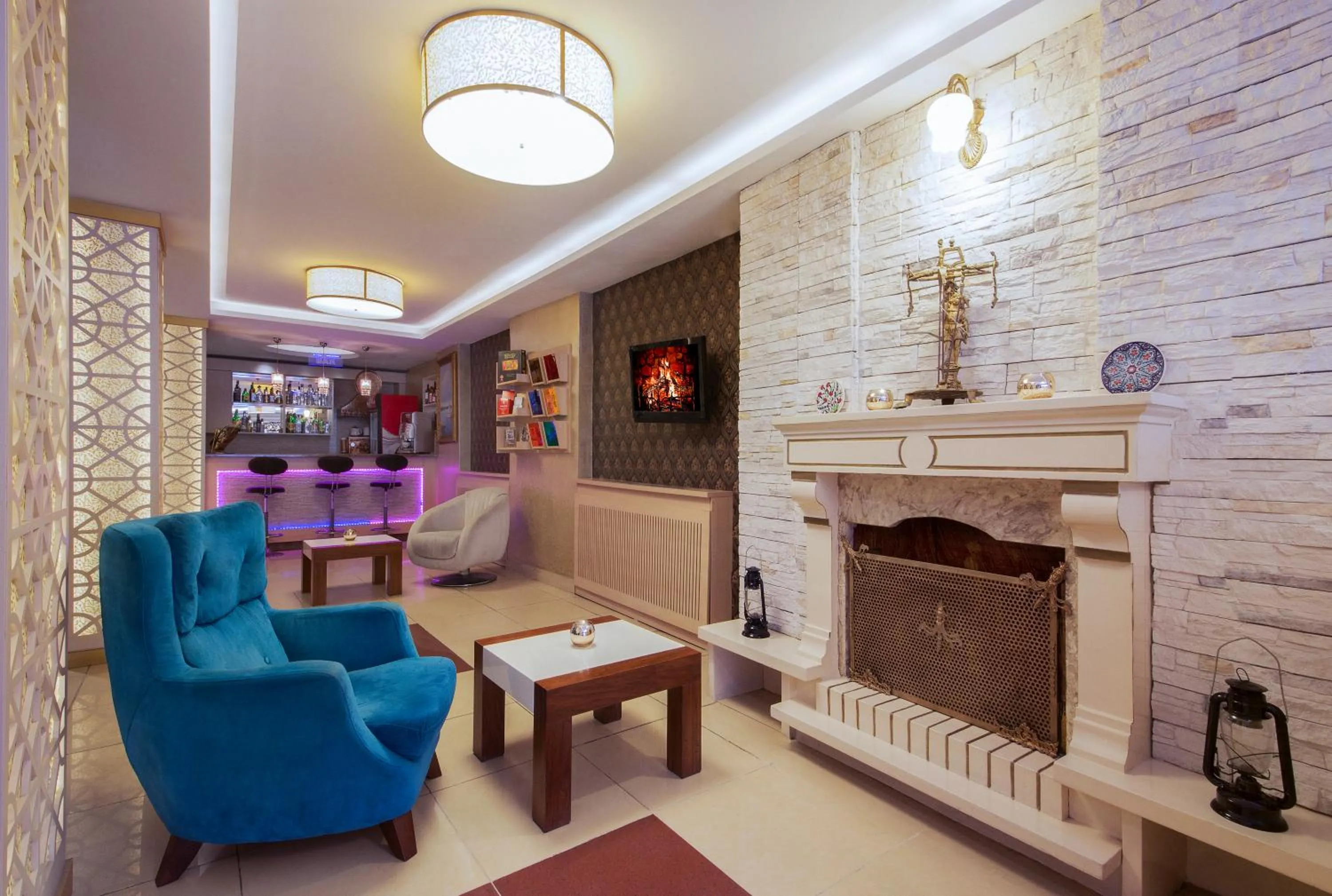 Communal lounge/ TV room in GRAND ZENTRUM HOTEL & CAFE RESTAURANT - Taksim Square