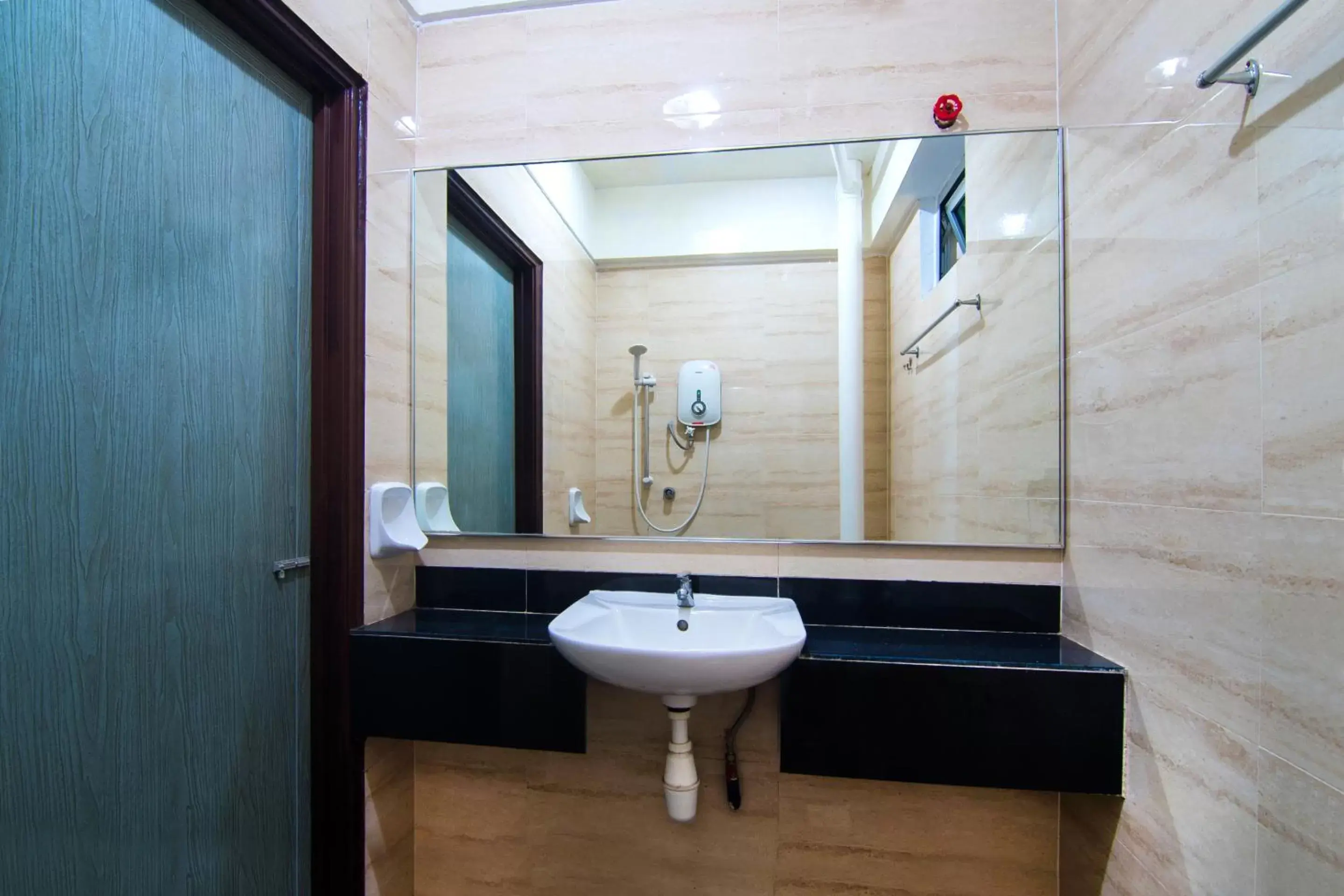 Bathroom in OYO 528 Andaman Sea Hotel