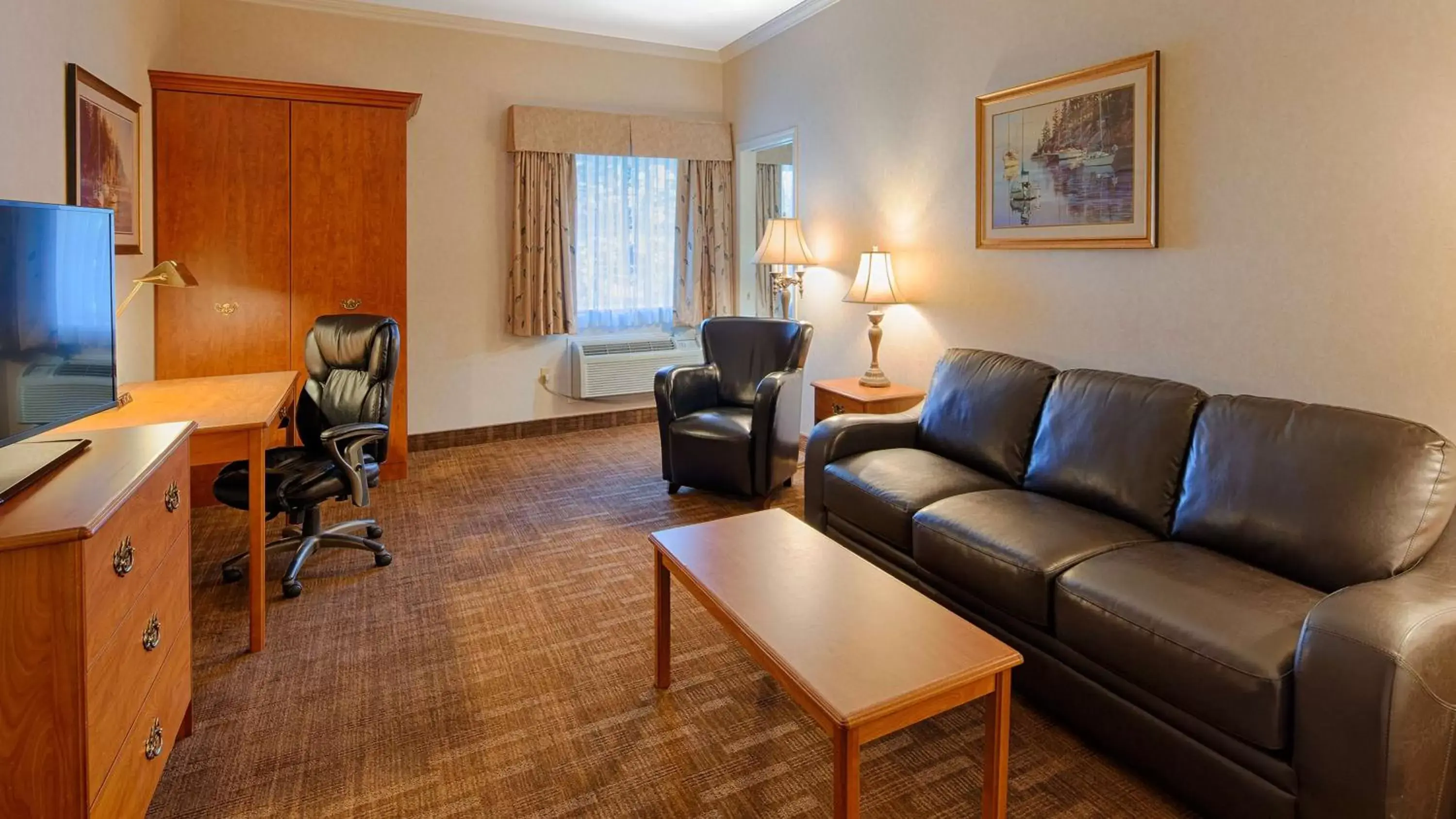 Photo of the whole room, Seating Area in Best Western Thunder Bay Crossroads