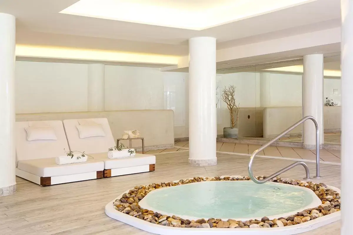 Hot Tub, Swimming Pool in Hotel Es Port