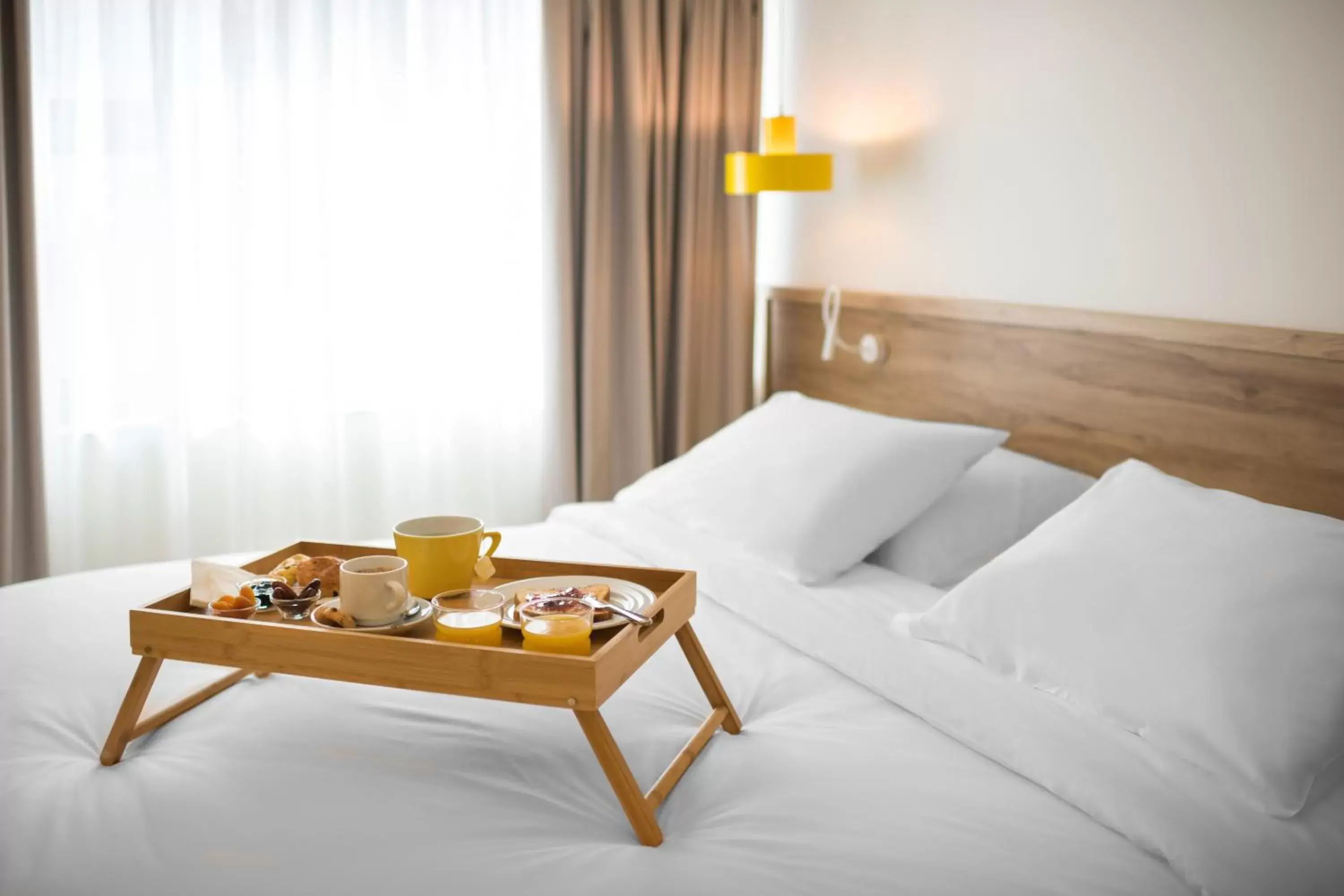 Bed, Food in ibis Styles Athens Routes