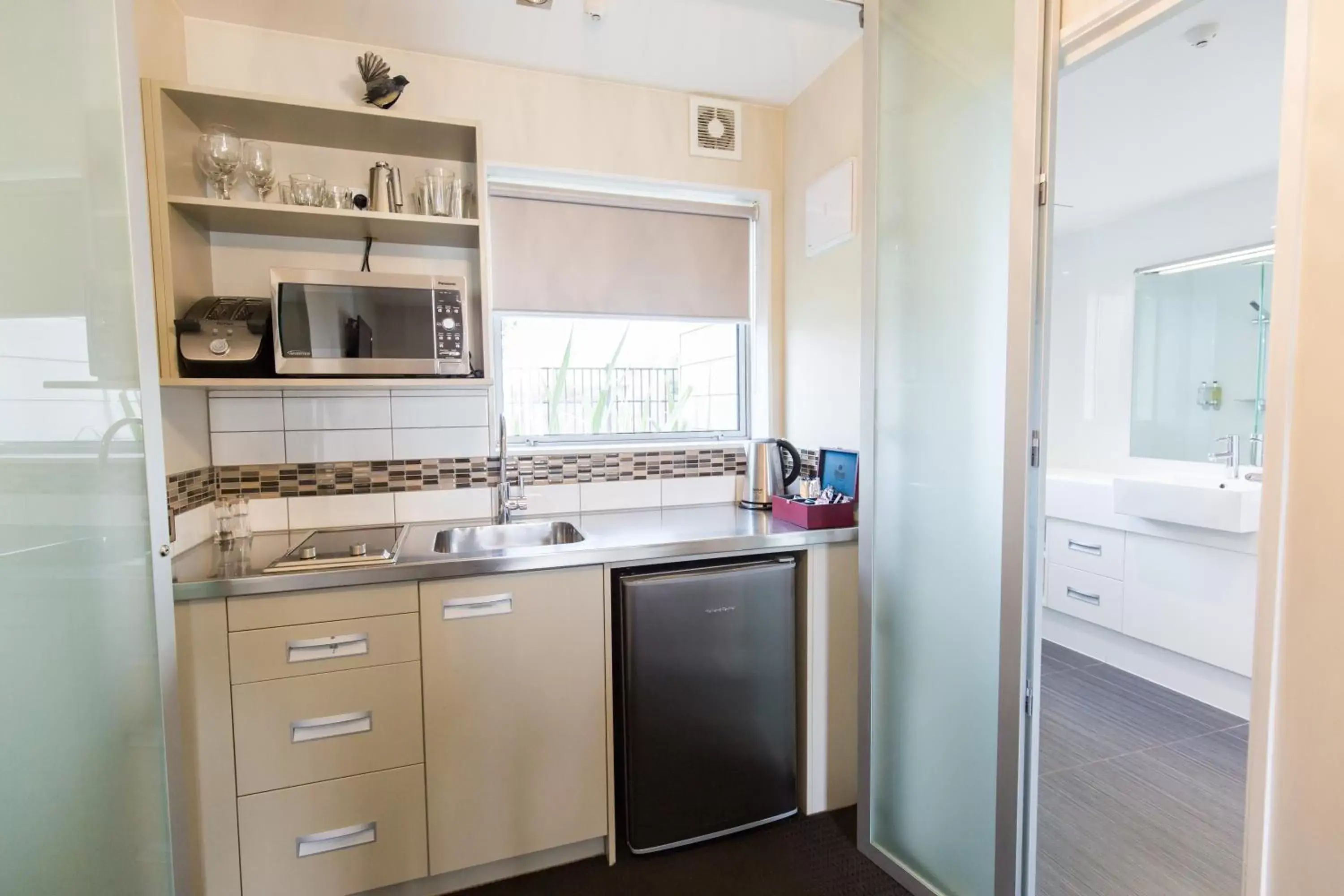 Kitchen/Kitchenette in Airport Gateway Motor Lodge