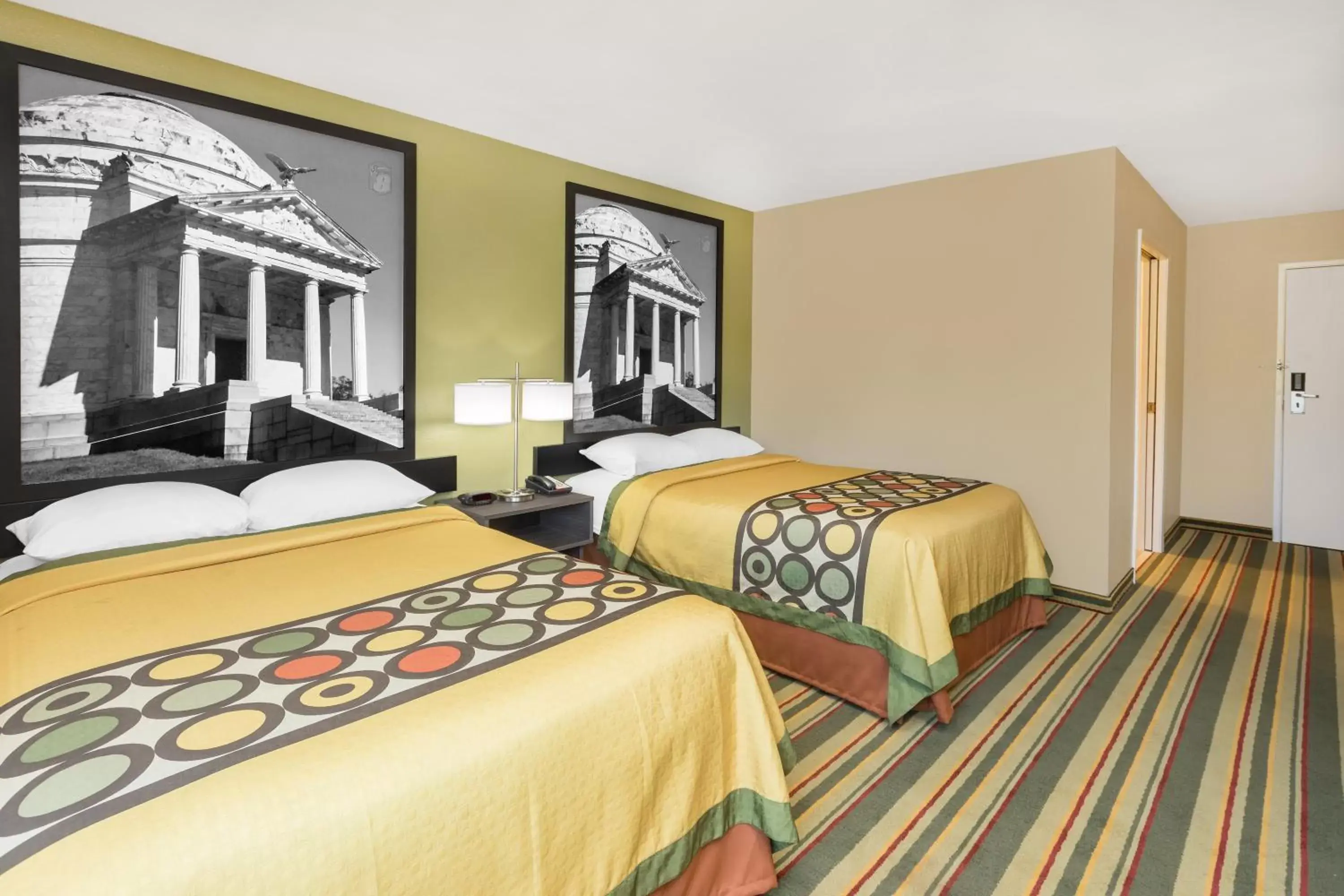 Bedroom, Bed in Super 8 by Wyndham Vicksburg