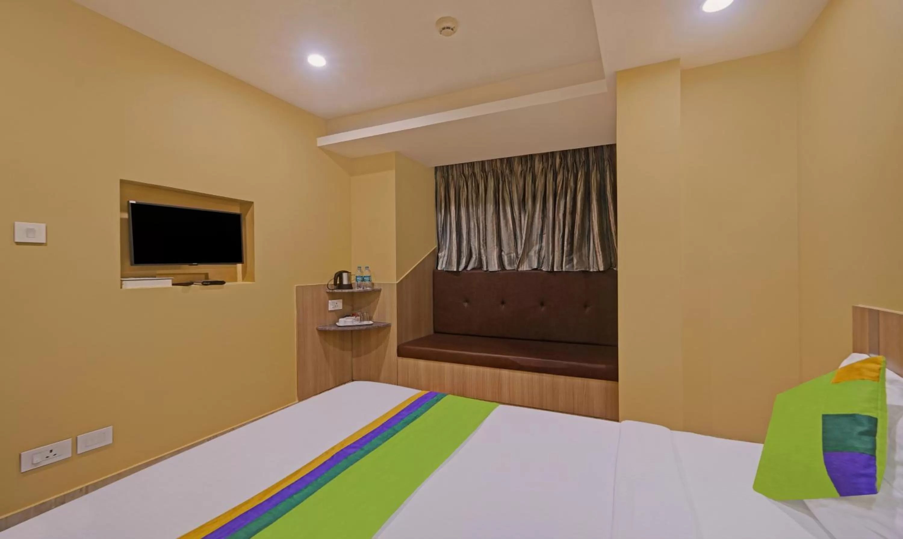 Bedroom, Bed in Treebo Fourth Avenue