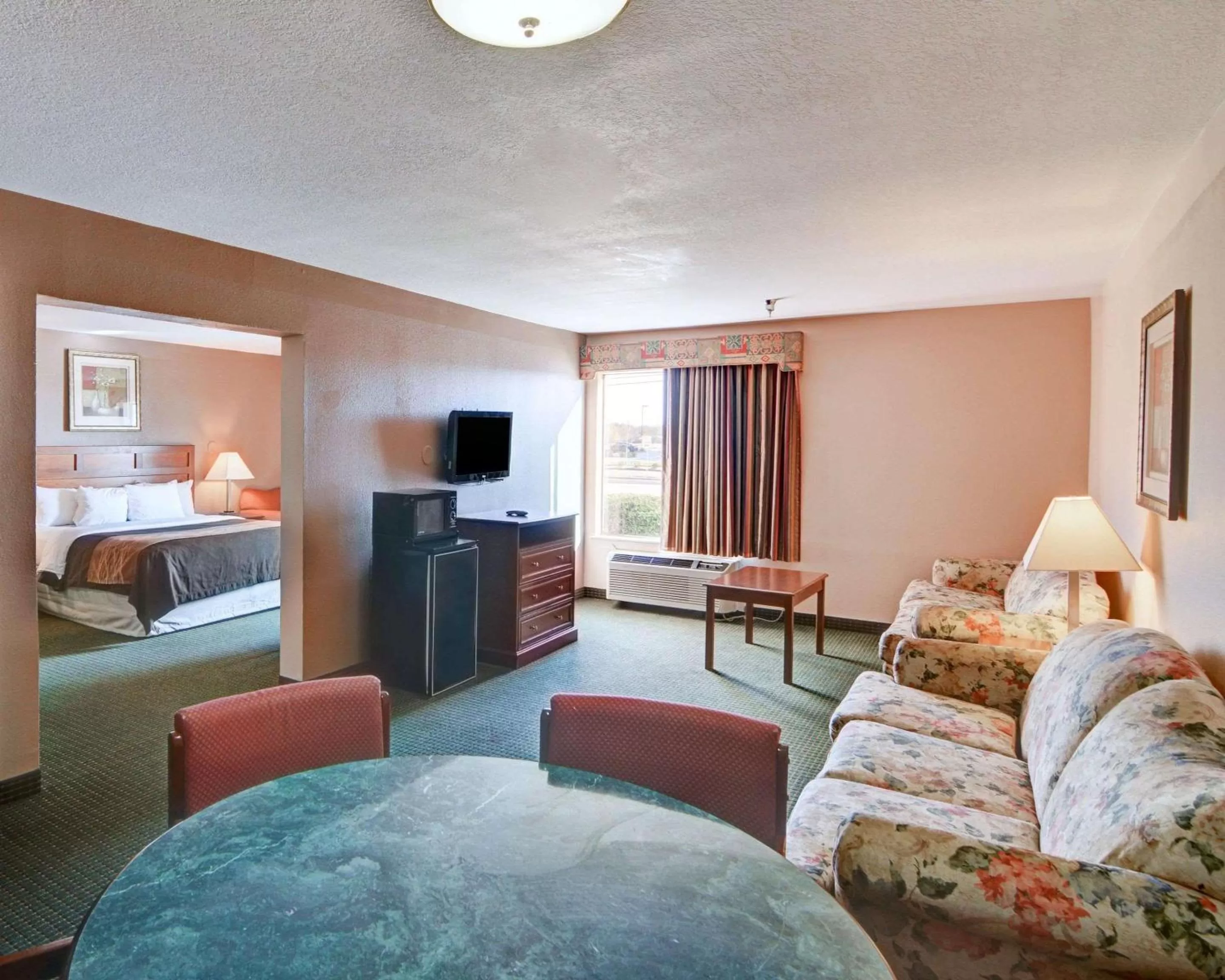 Photo of the whole room, Bed in Quality Inn Forest Hill - Fort Worth South