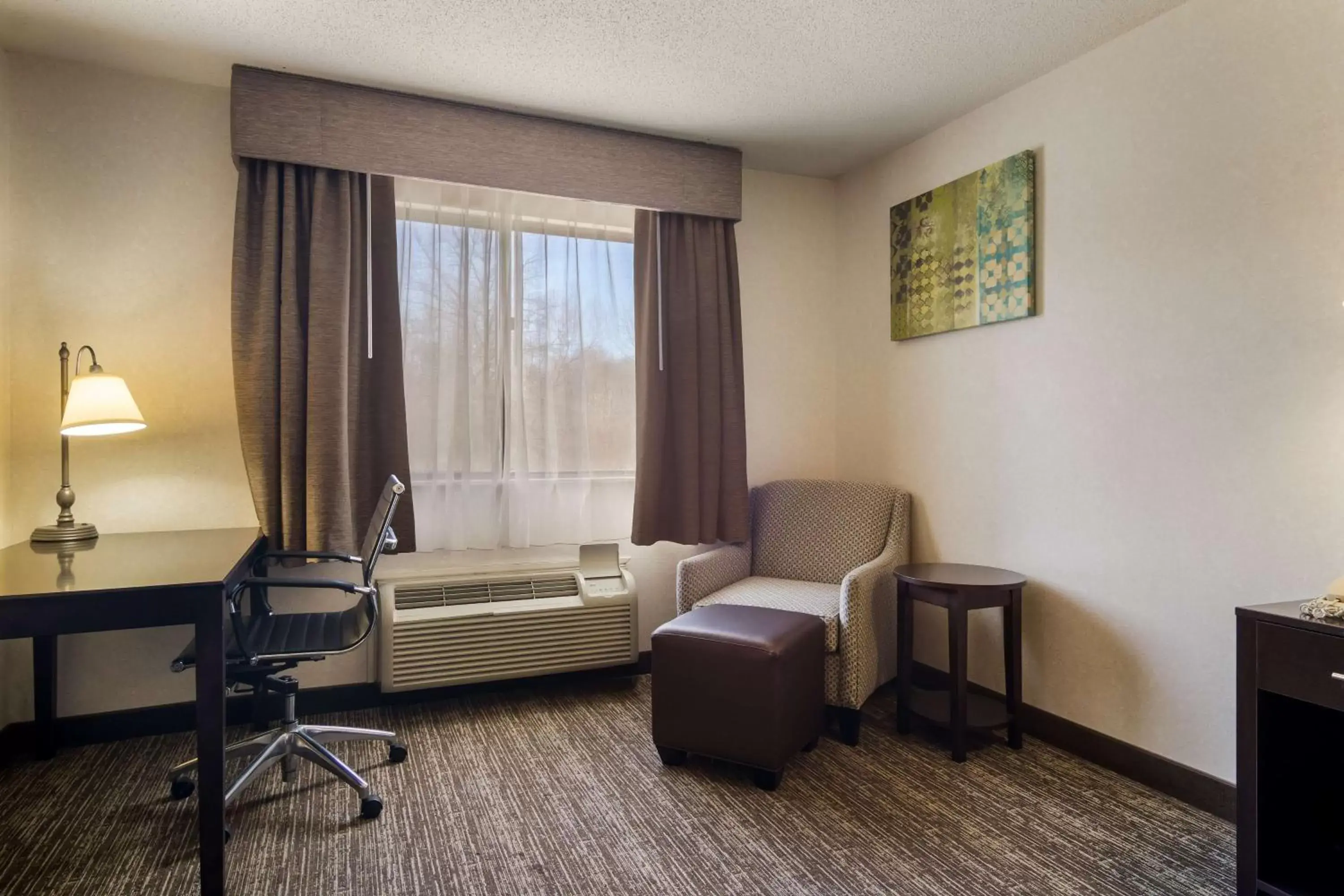 Bedroom, Seating Area in Best Western Grove City Inn