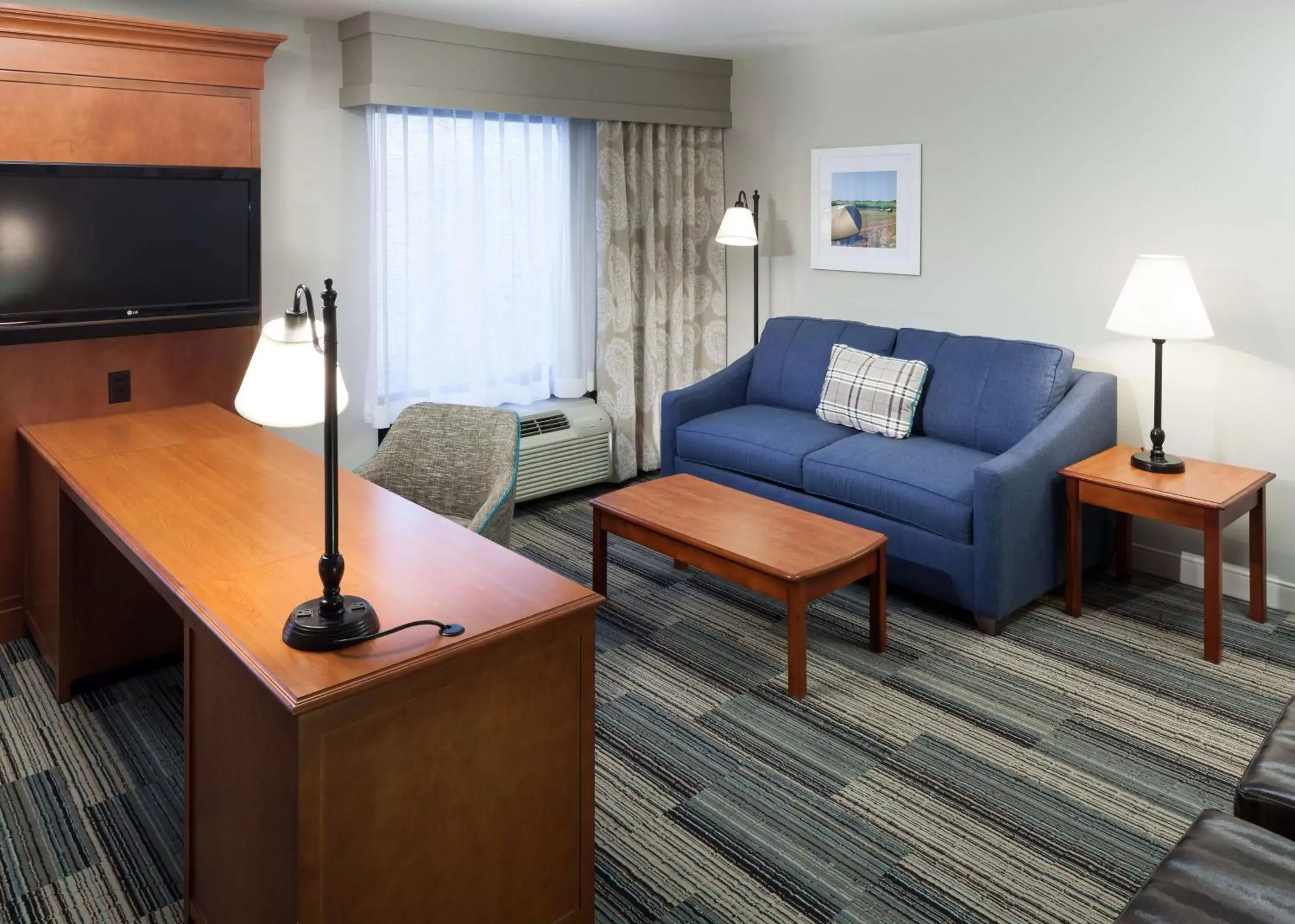 Bedroom, Seating Area in Hampton Inn & Suites Cedar Rapids