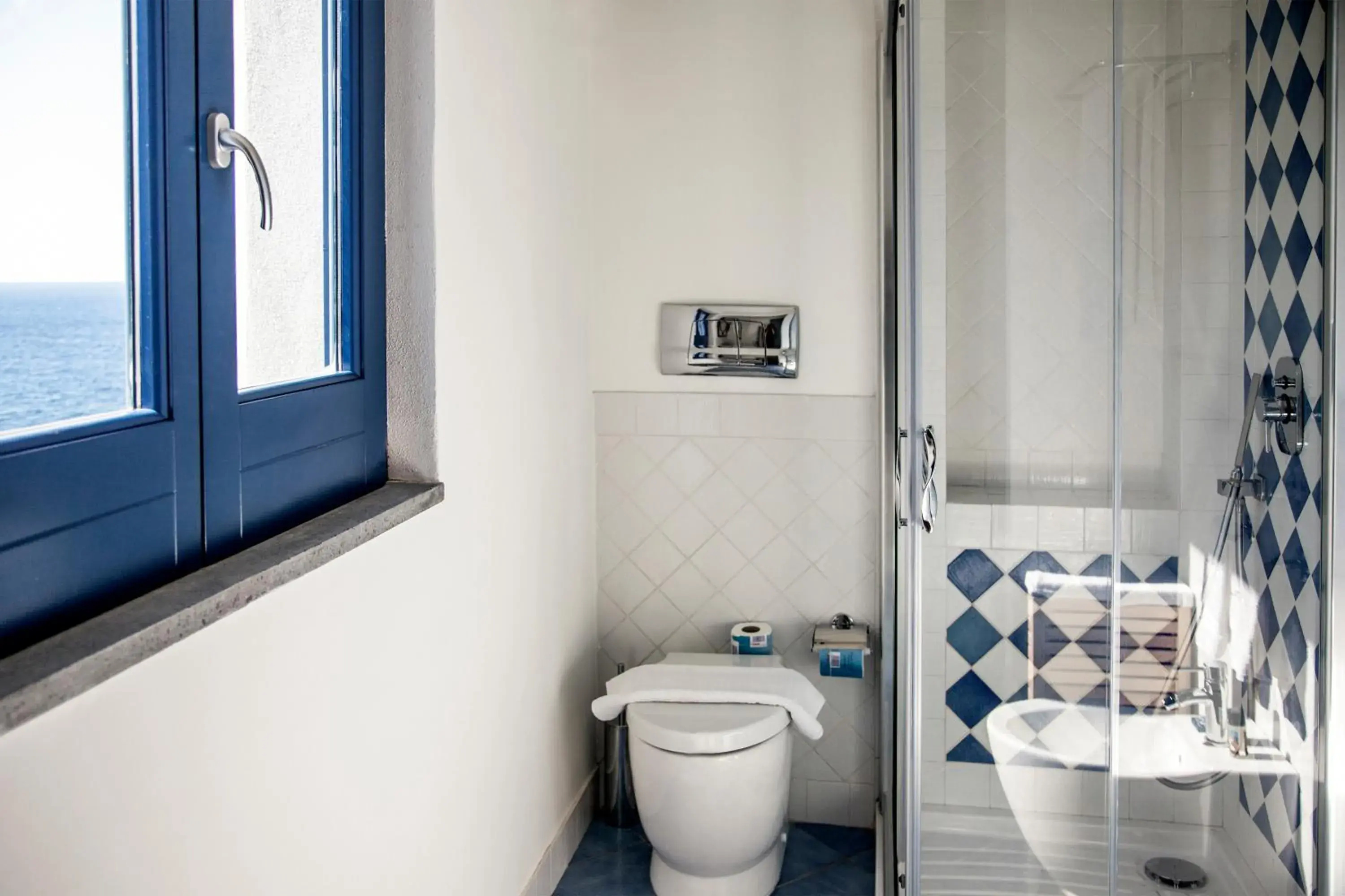 Toilet, Bathroom in Hotel Cutimare