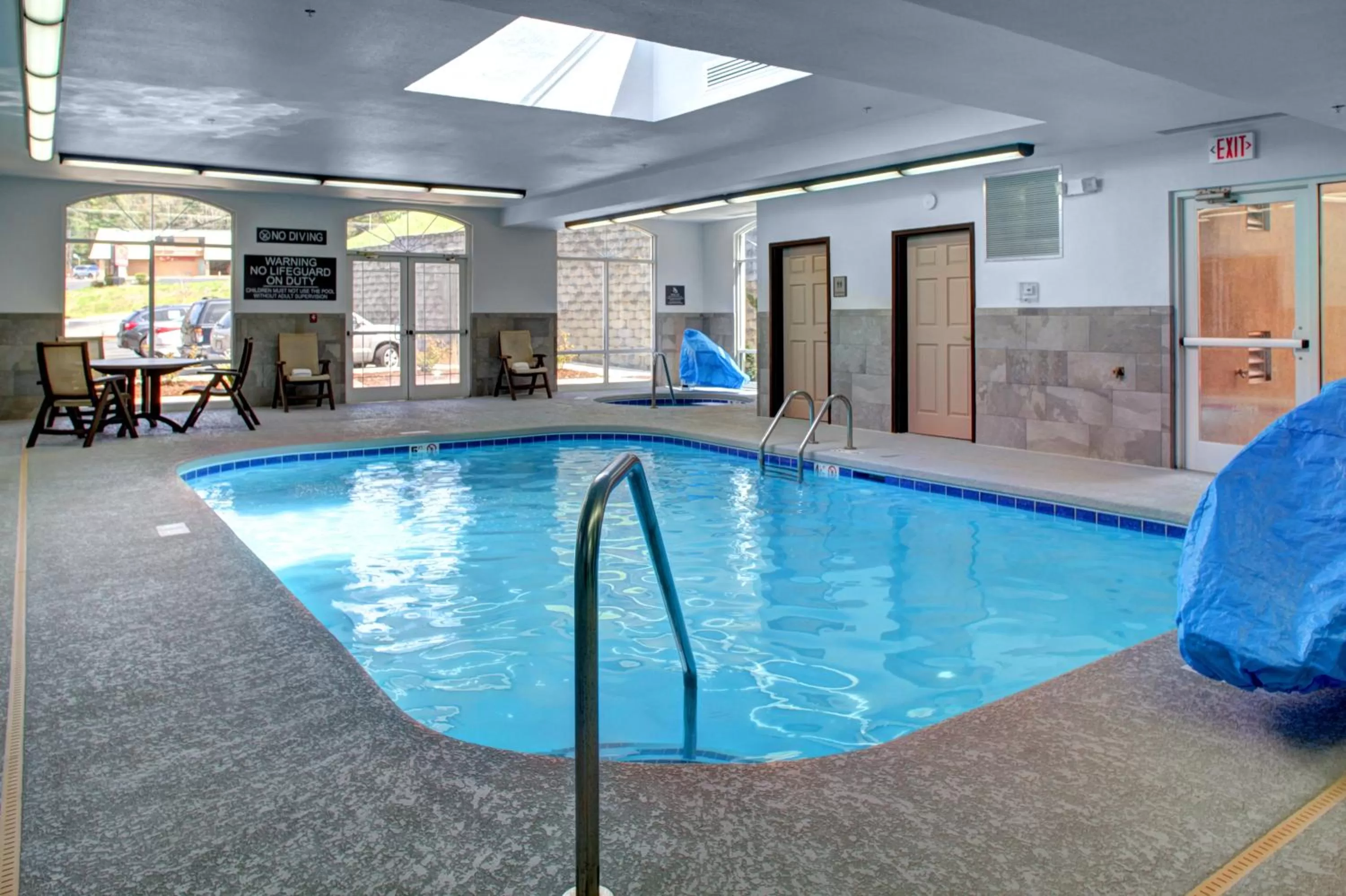 Swimming pool in Country Inn & Suites by Radisson Asheville Downtown Tunnel Road