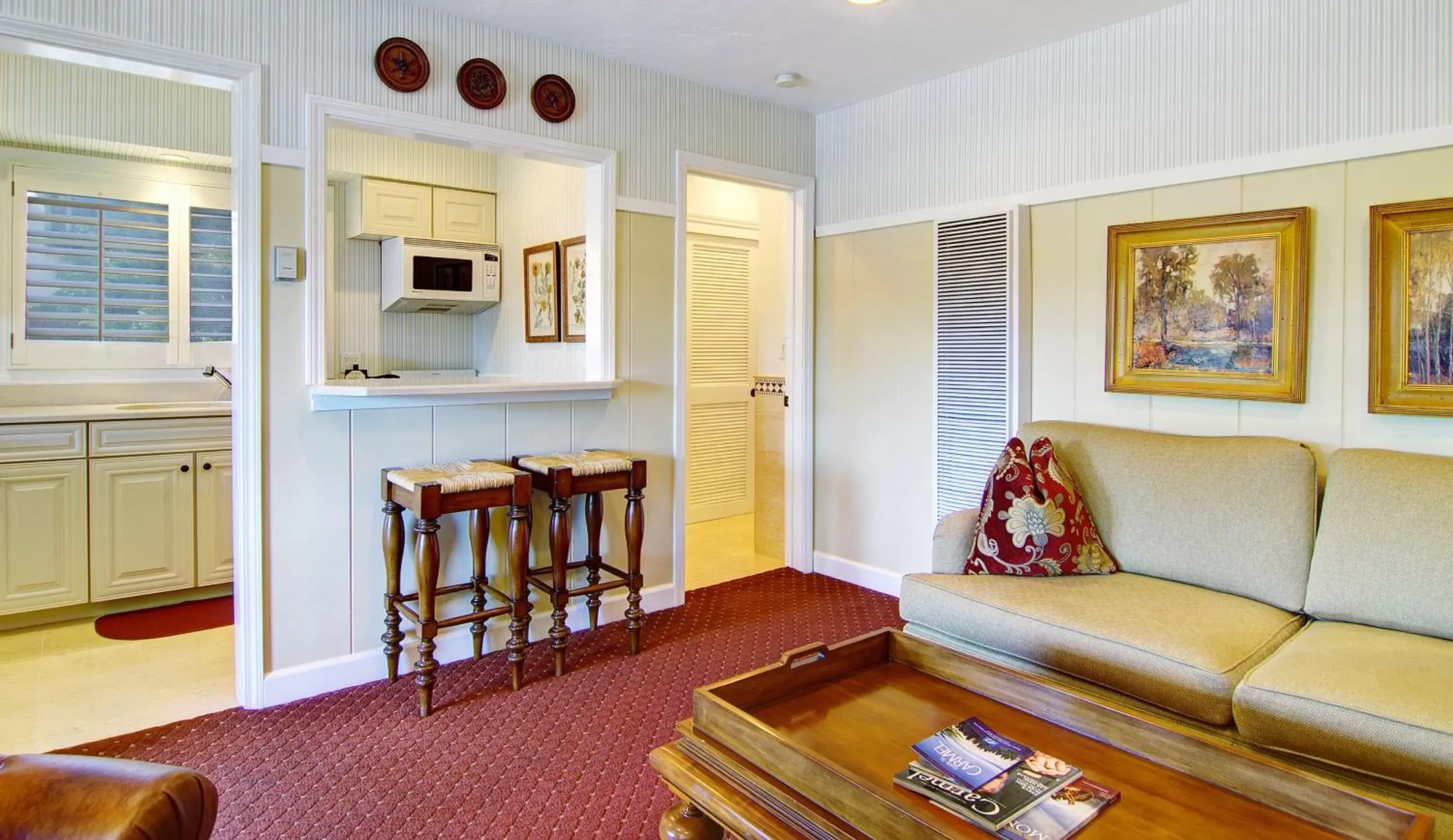 Kitchen or kitchenette, Seating Area in Wayside Inn