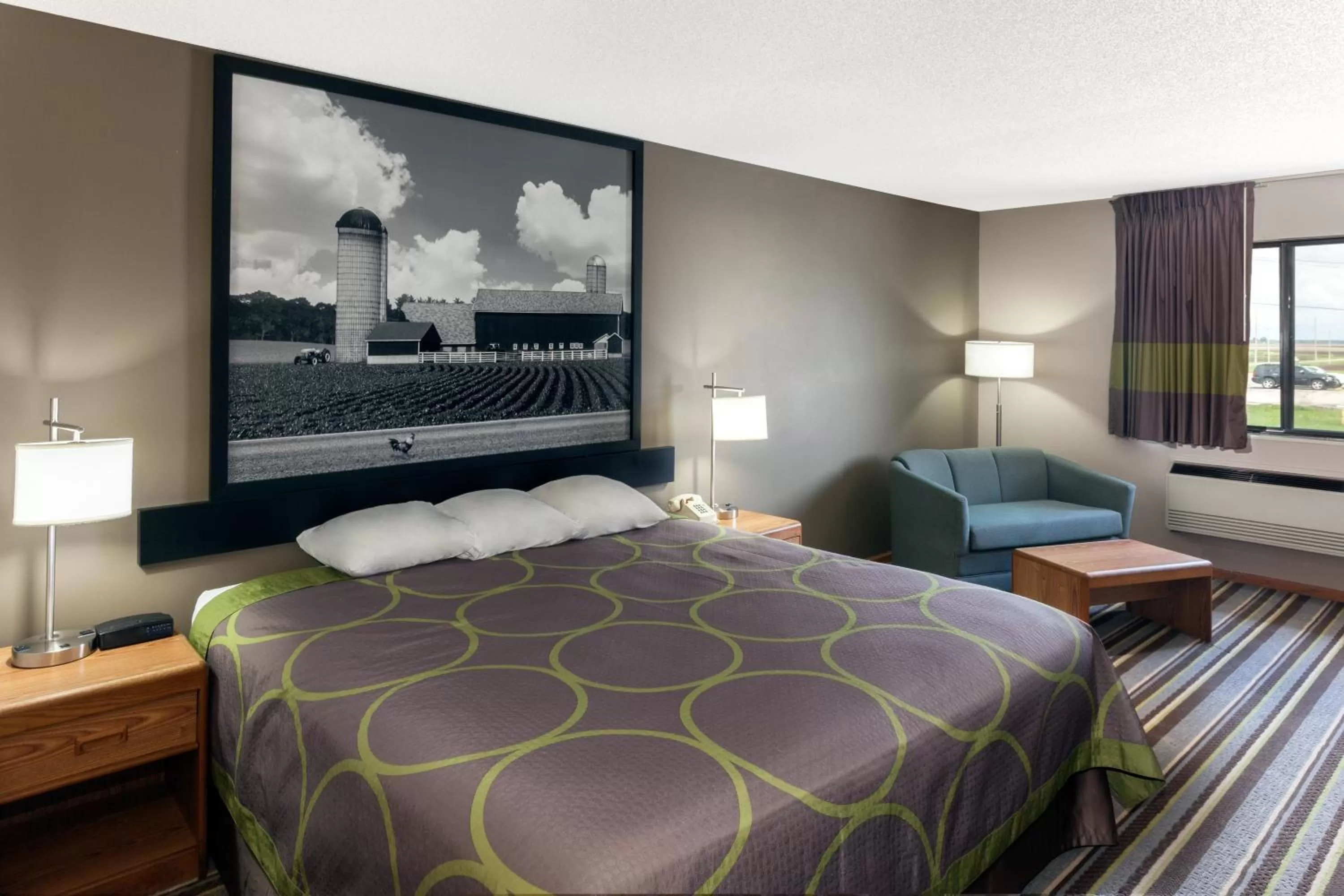 Photo of the whole room, Bed in Super 8 by Wyndham Gilman