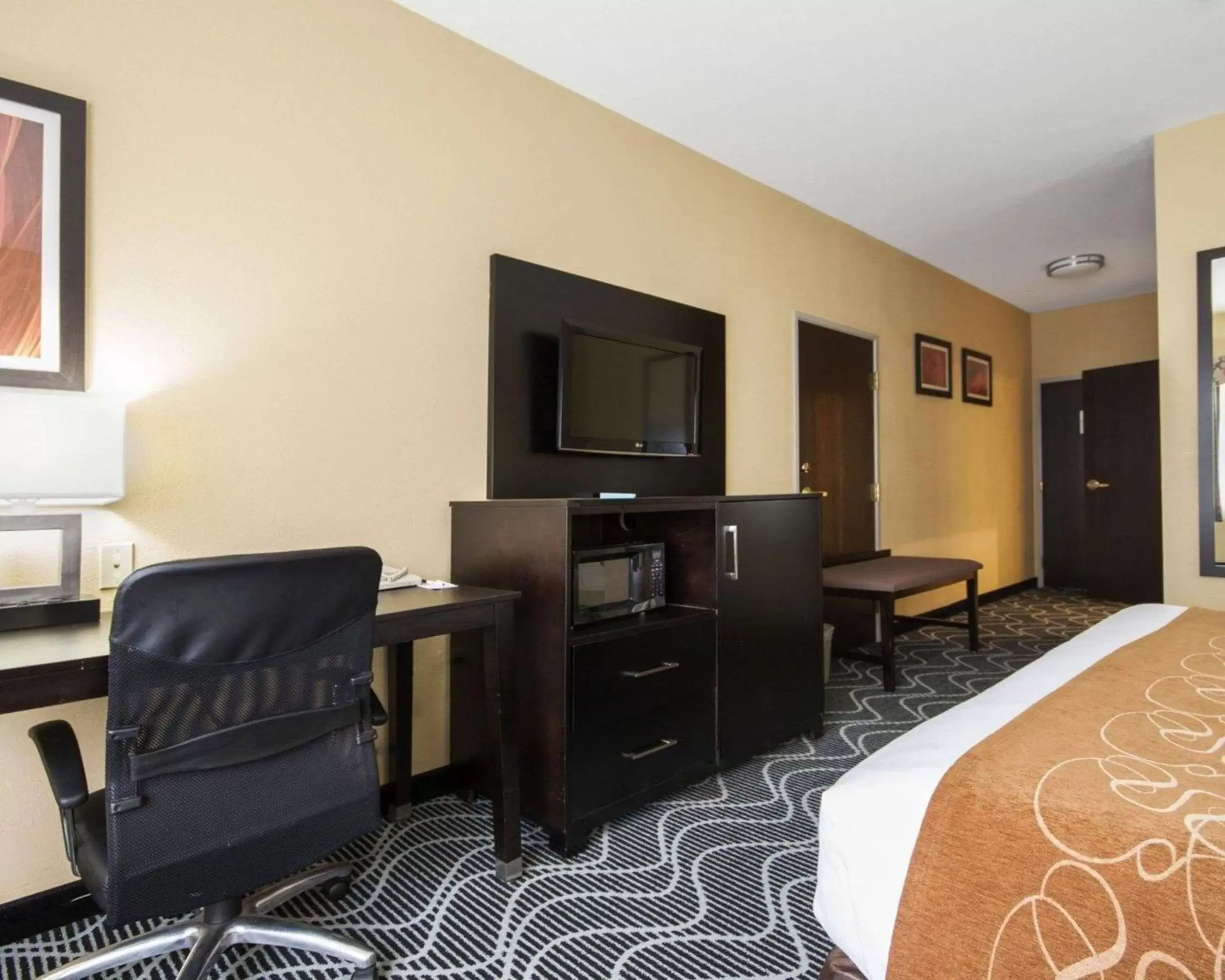 Photo of the whole room, TV/Entertainment Center in Comfort Suites Lake Ray Hubbard