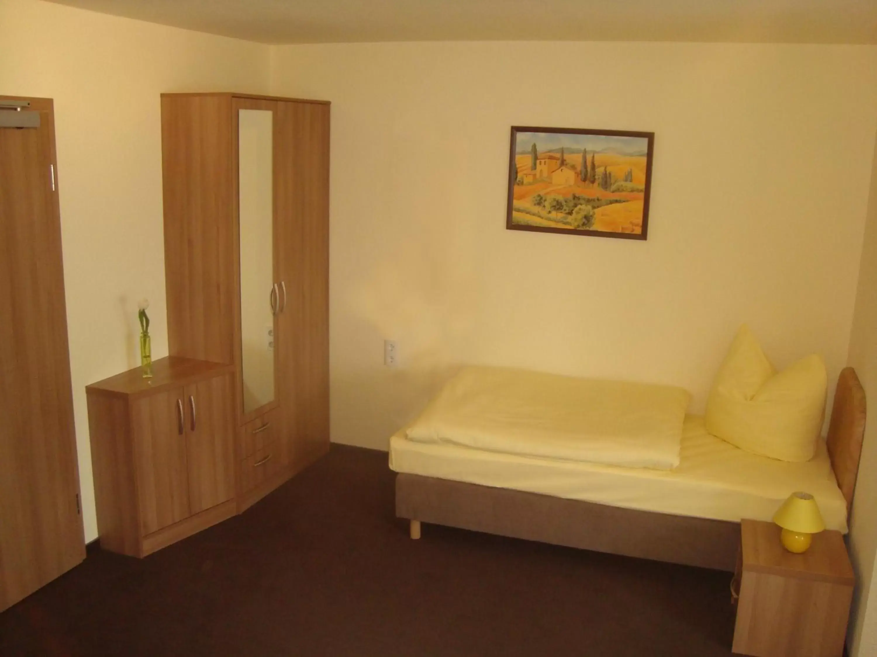 Bed, Seating Area in Hotel Gasthof Goldener Hahn