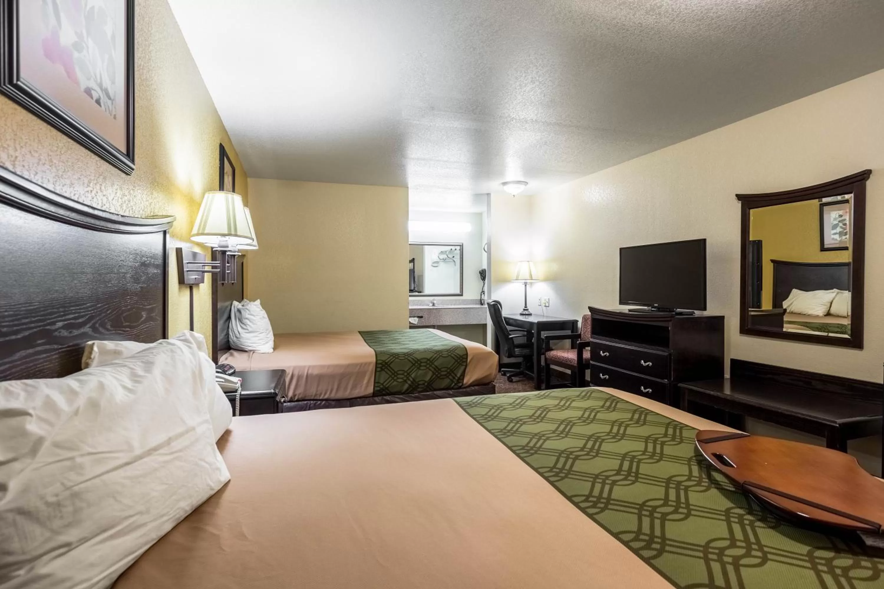 Queen Room with Two Queen Beds - Smoking in Econo Lodge Inn & Suites Searcy