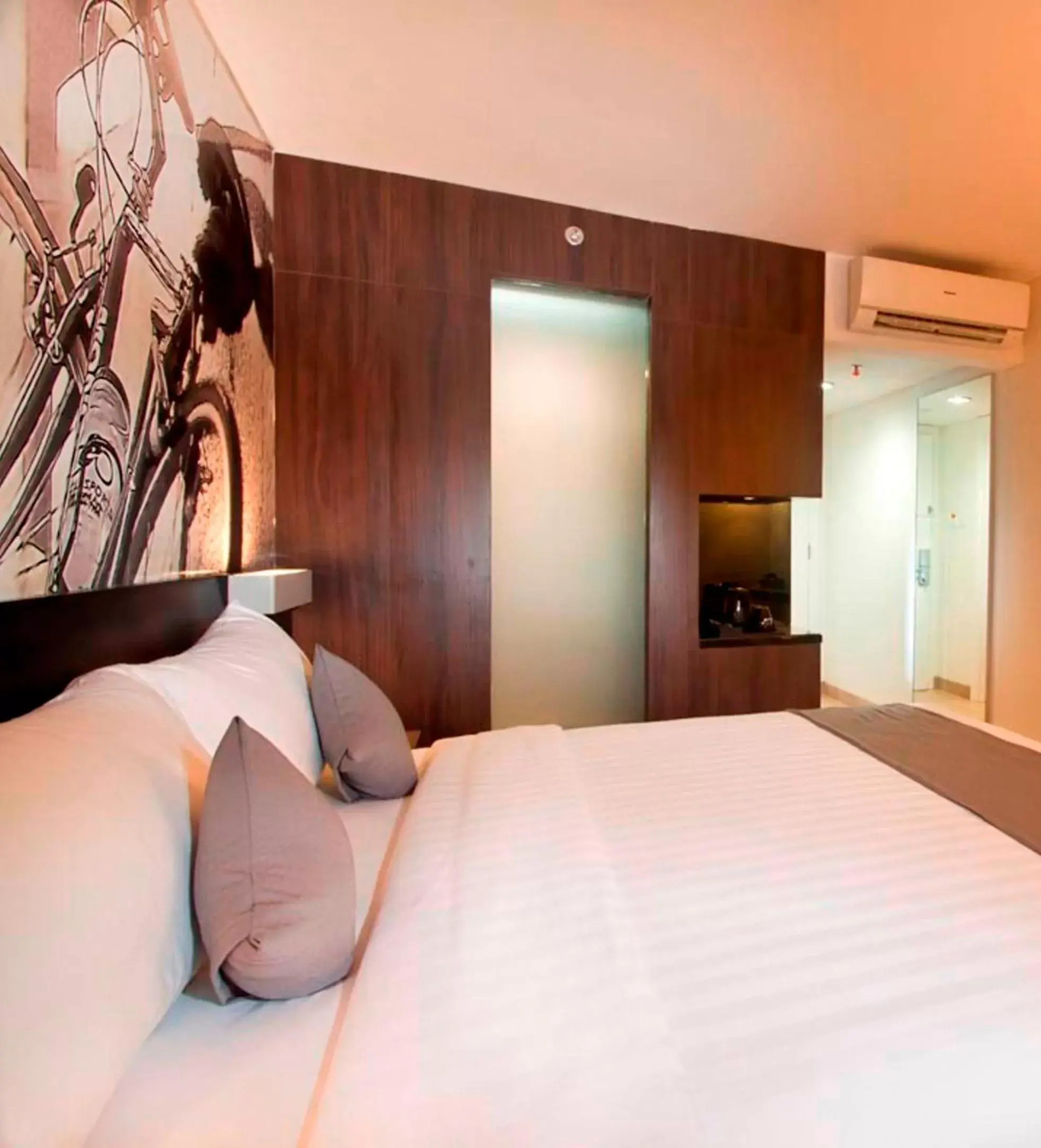 Bed in Neo Hotel Mangga Dua by ASTON