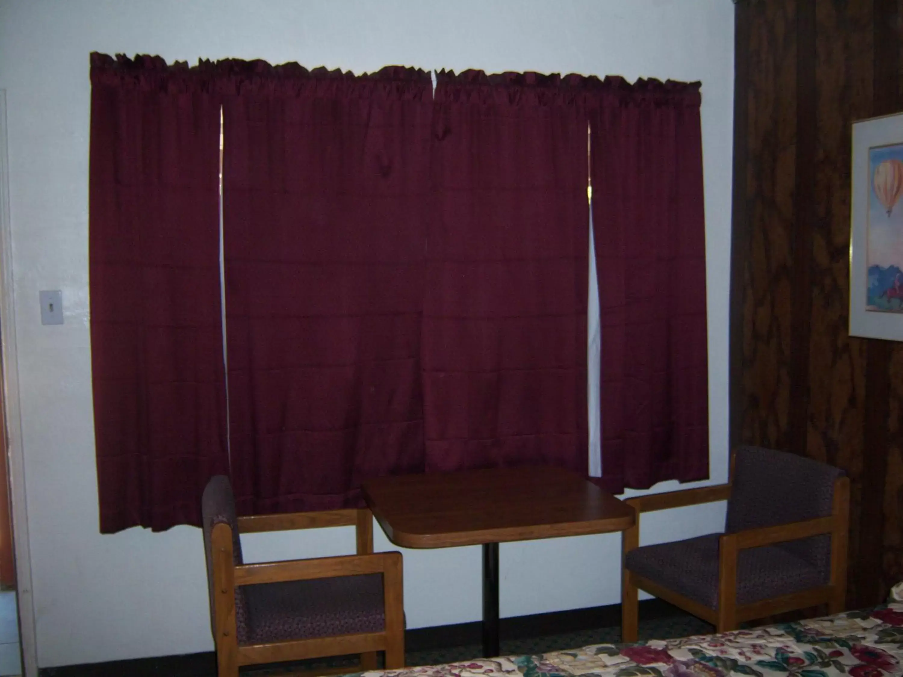 Bedroom, Seating Area in Shasta Dam Motel