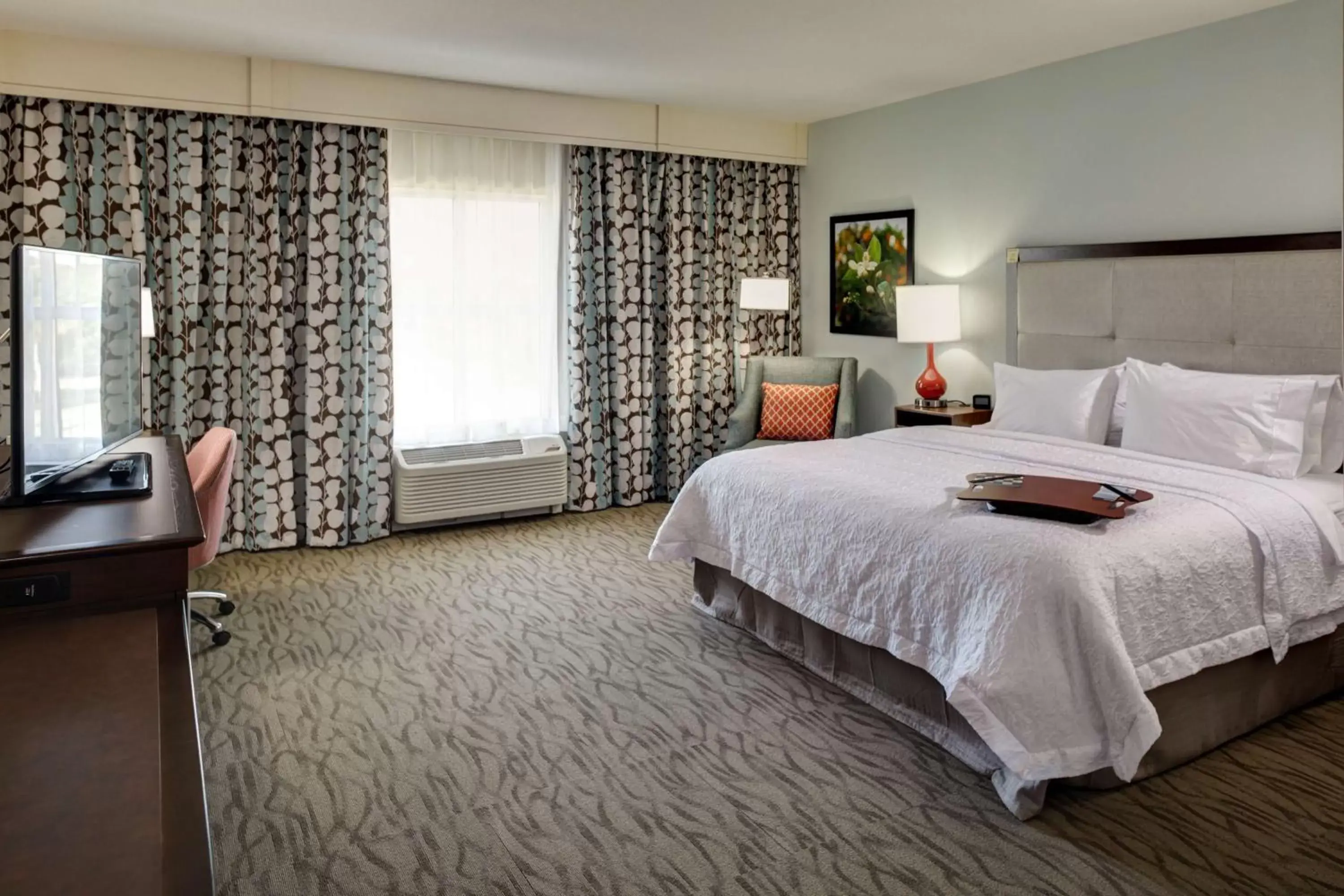 Bed in Hampton Inn and Suites by Hilton Vero Beach-Downtown