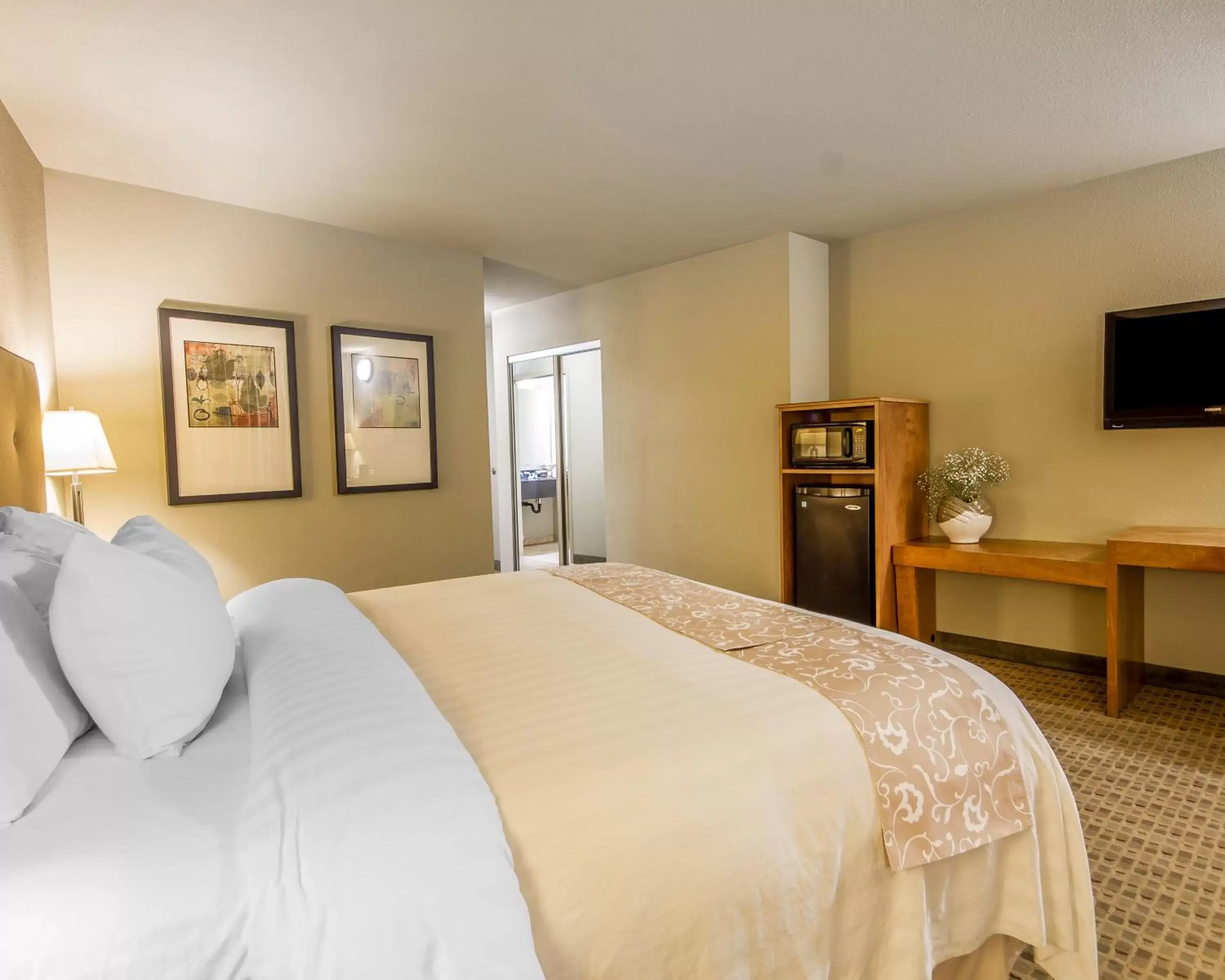 King Room with Wheelchair Accessible - Accessible/Non-Smoking in Gaia Hotel & Spa Redding, an Ascend Collection Hotel King Room with Wheelchair Accessible - Accessible/Non-Smoking in Gaia Hotel & Spa Redding, an Ascend Collection Hotel