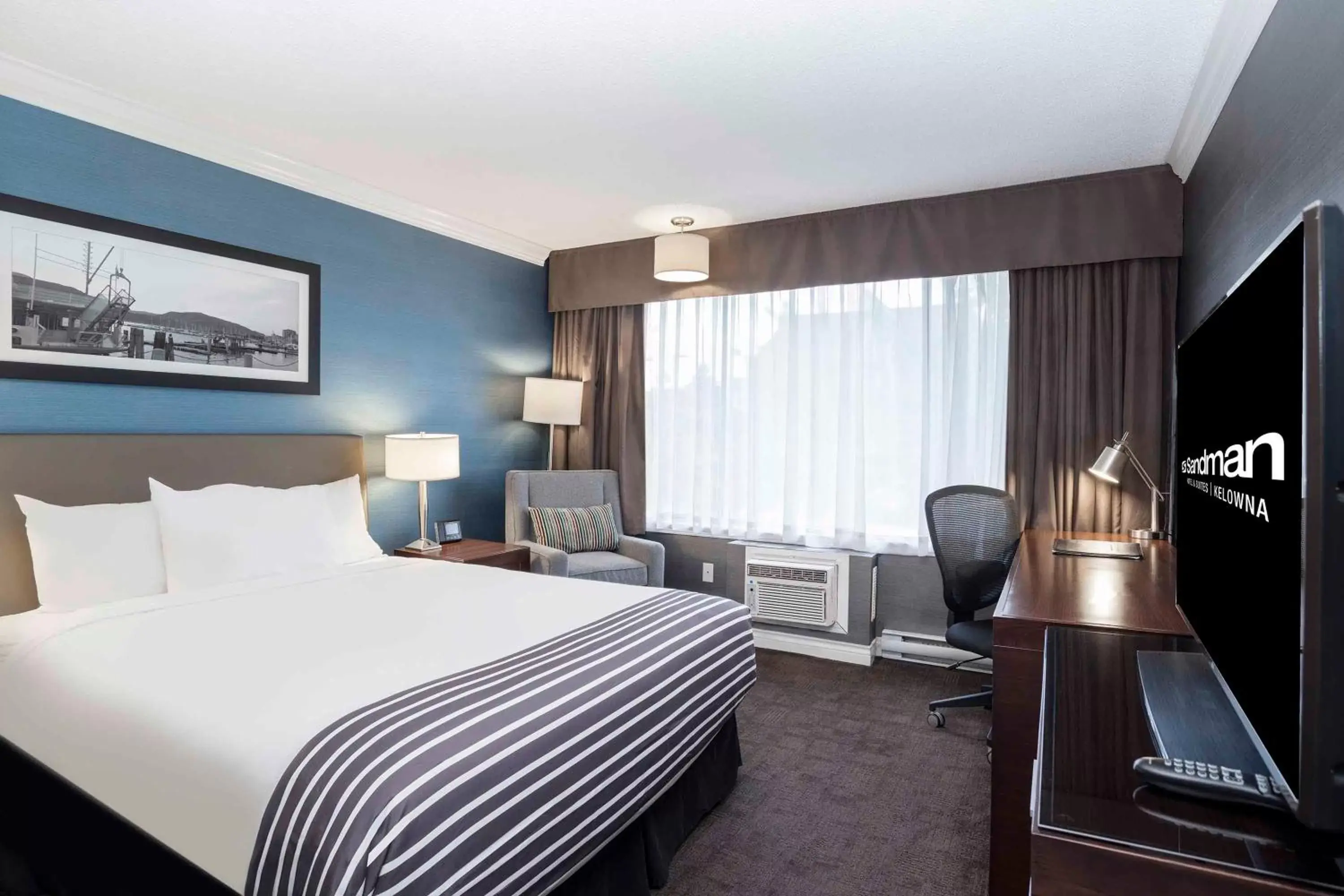 Photo of the whole room, Bed in Sandman Hotel & Suites Kelowna