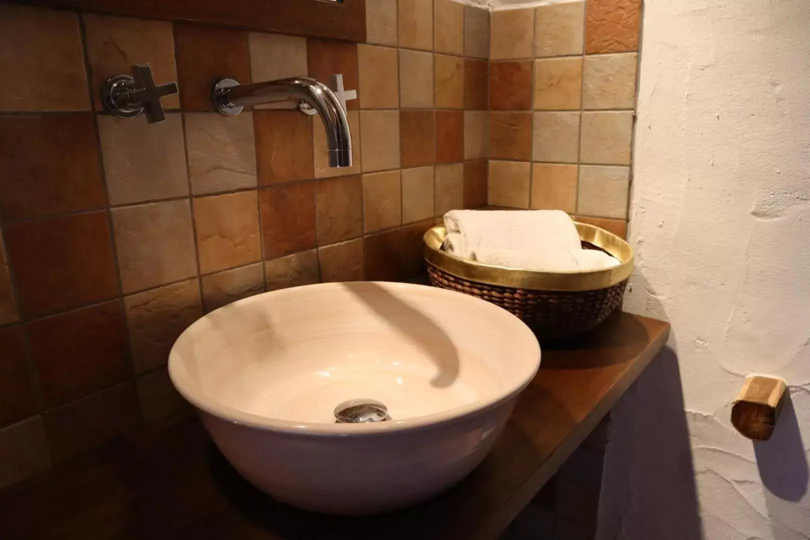 Bathroom in Hammam Rooms and Restaurant, Cagliari, Senorbí