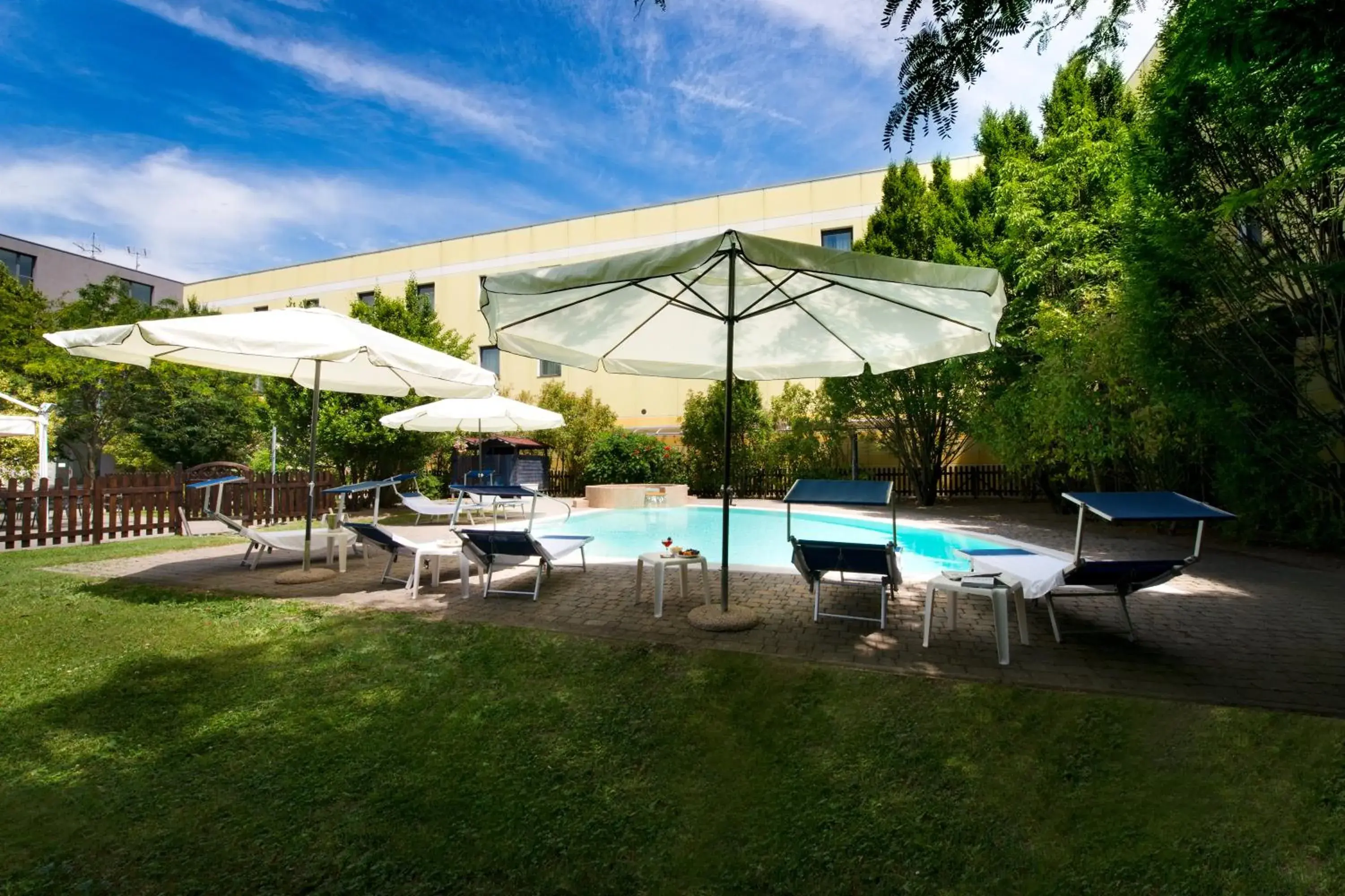 Swimming pool, Patio/Outdoor Area in Cdh Hotel Parma & Congressi