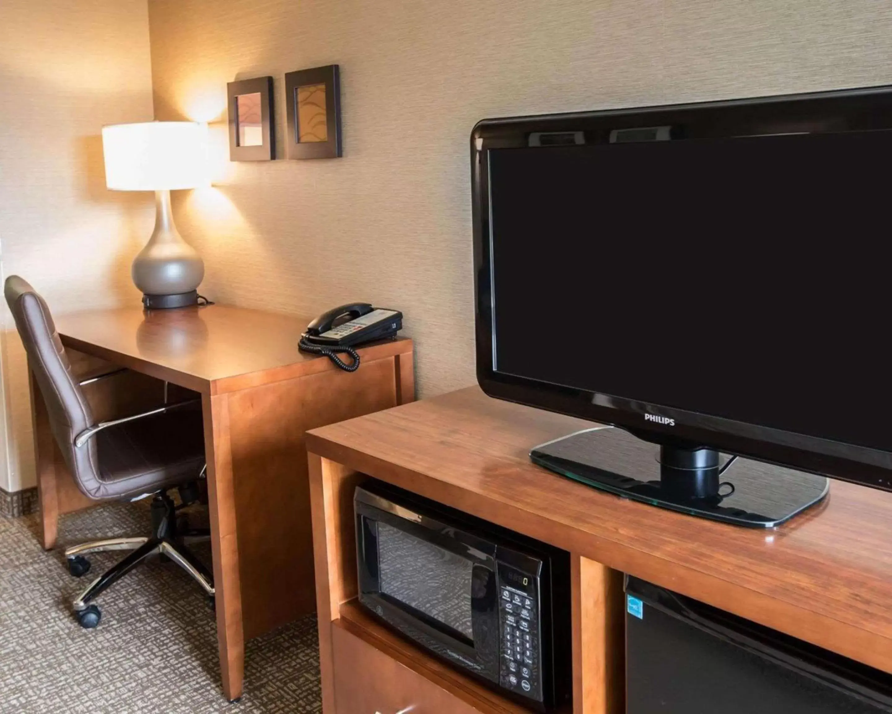 Bedroom, TV/Entertainment Center in Comfort Inn Crystal Lake - Algonquin