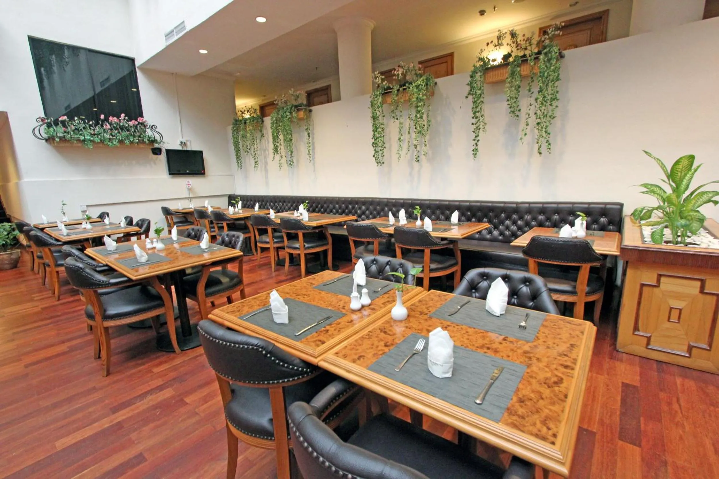 Restaurant/places to eat in Harmoni Suites Hotel