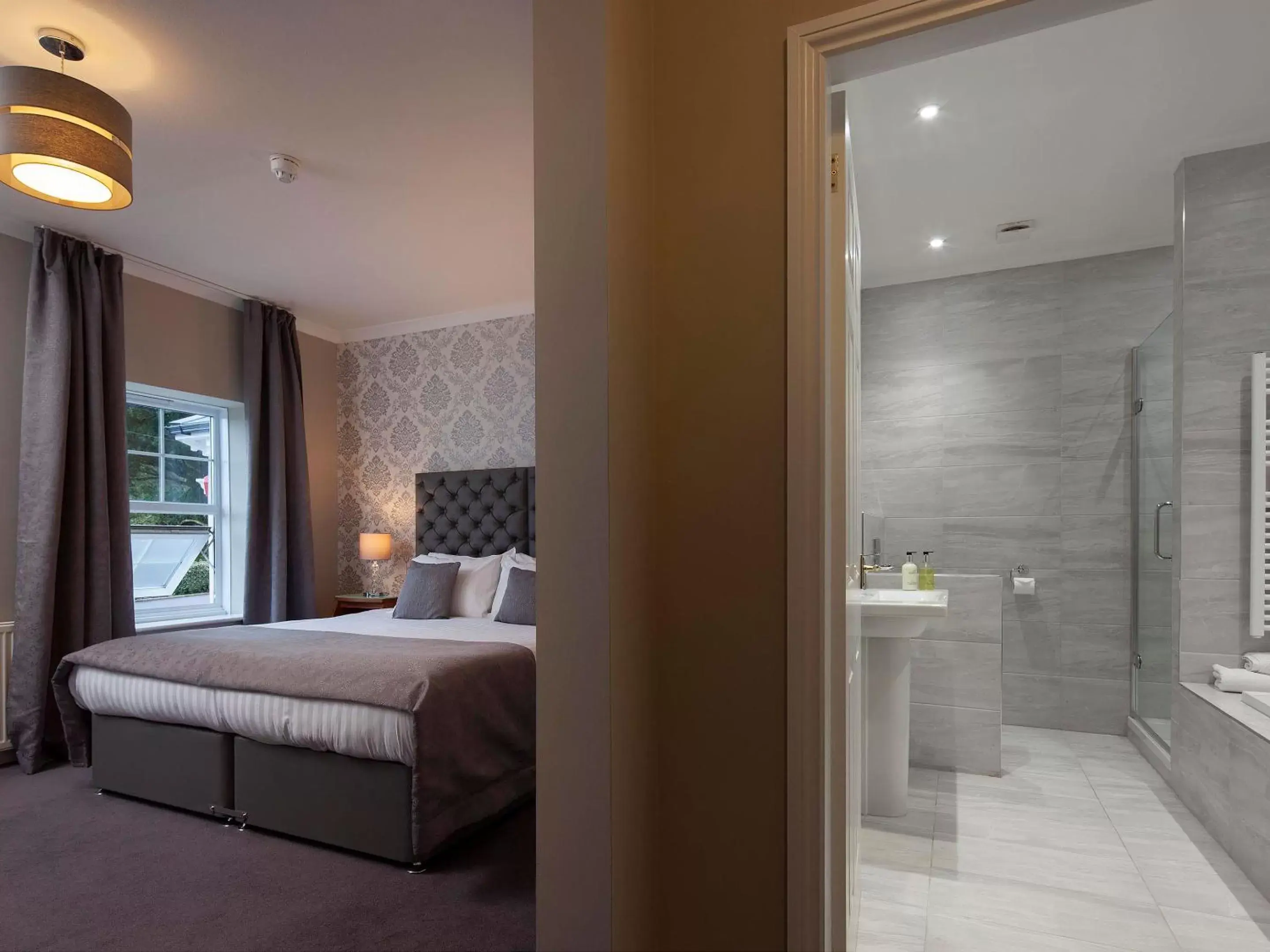 Bedroom, Bathroom in Elfordleigh Hotel