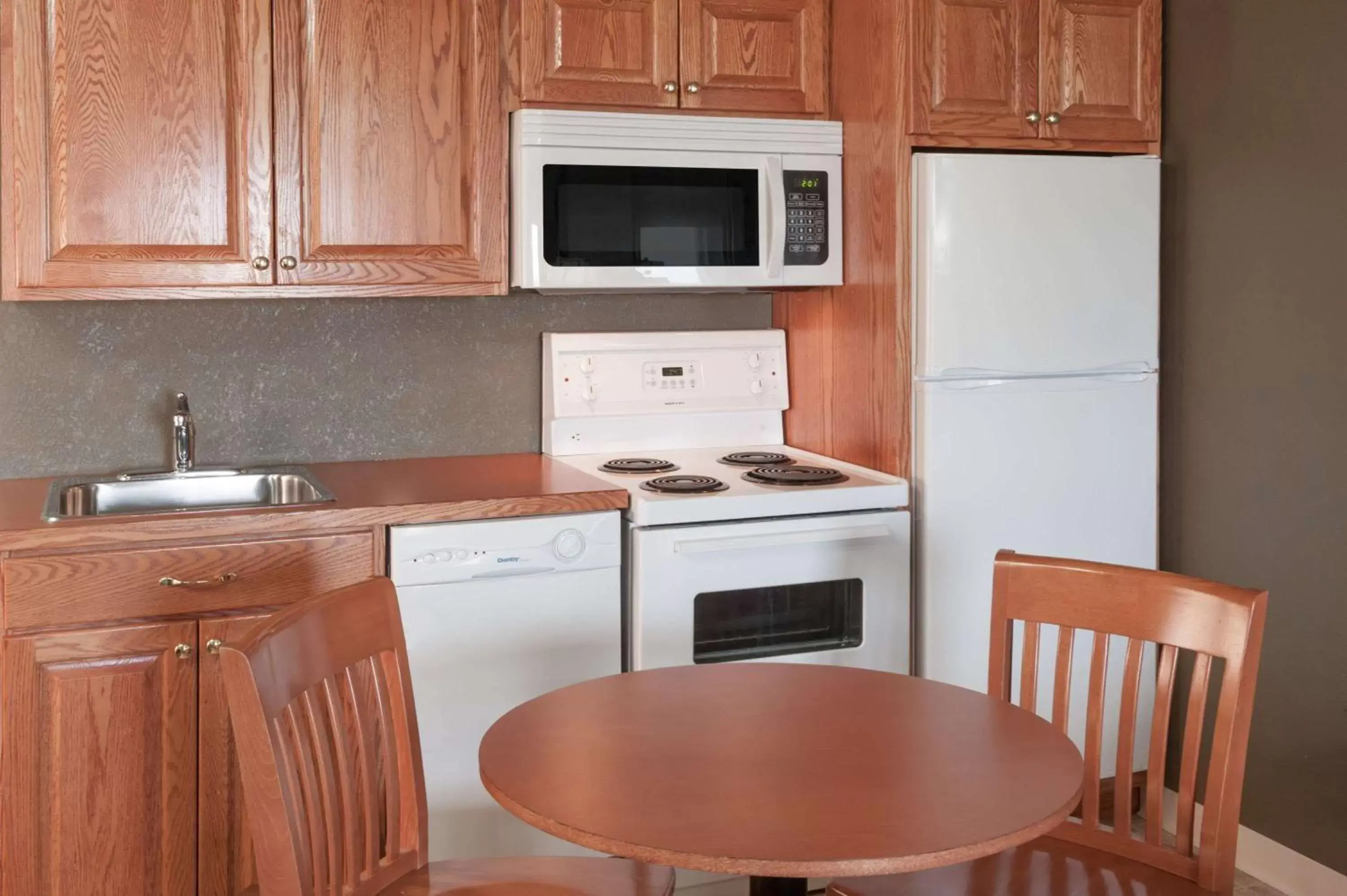 Photo of the whole room, Kitchen/Kitchenette in Super 8 by Wyndham Three Hills AB