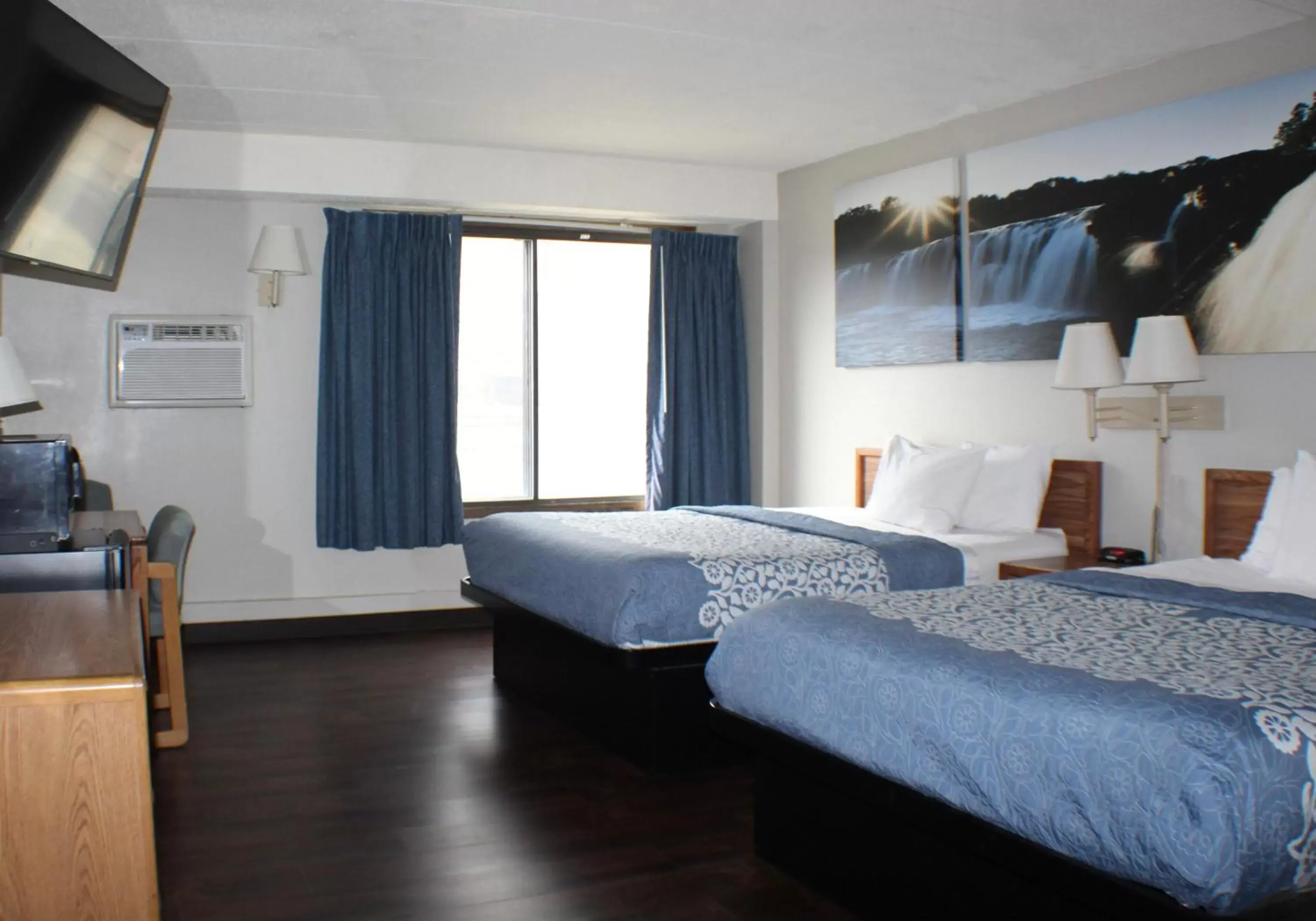 Bedroom, Bed in Days Inn by Wyndham Sioux Falls